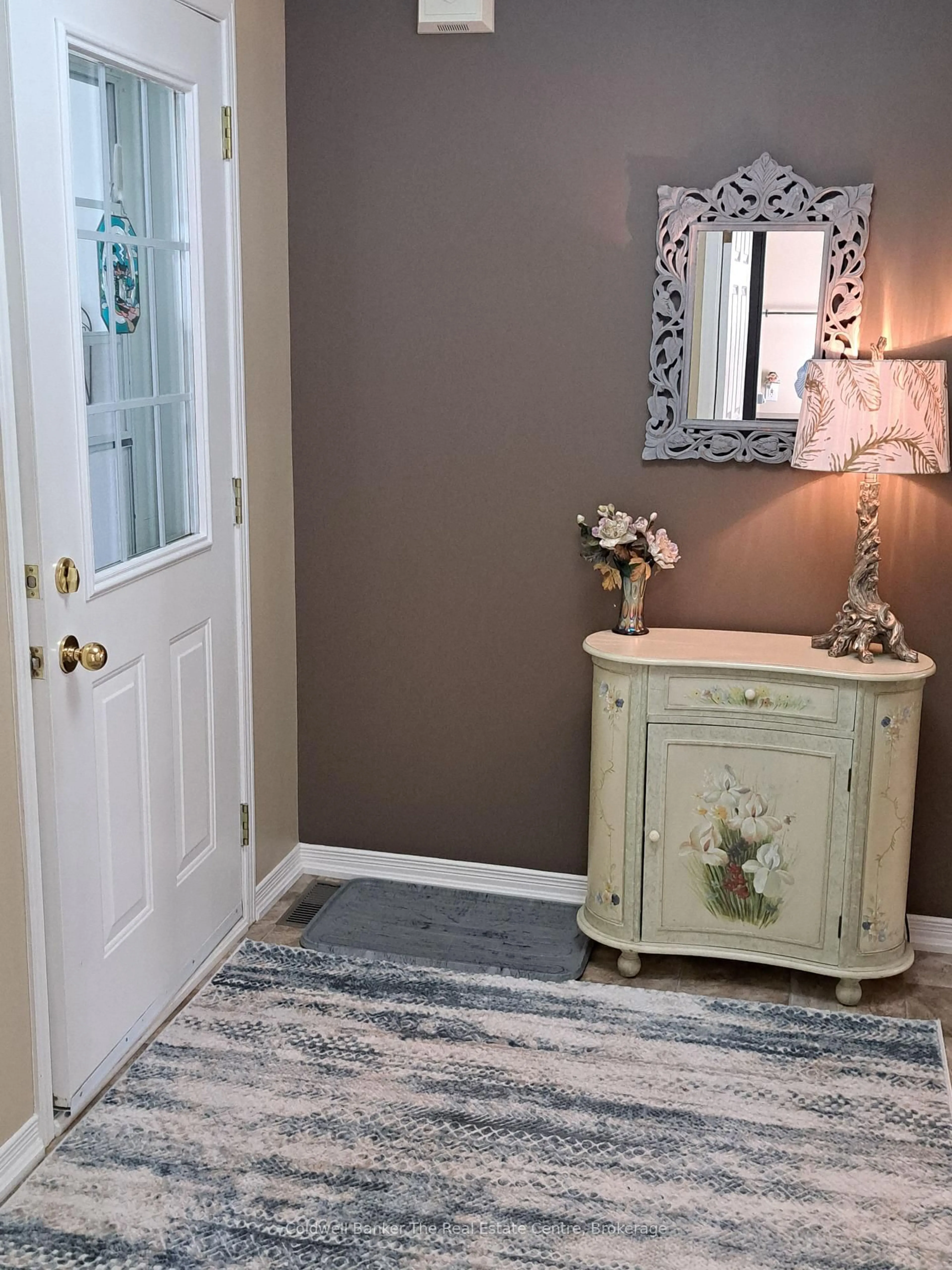 Indoor entryway for 76 Pine Ridge Gate, Gravenhurst Ontario P1P 1Y4