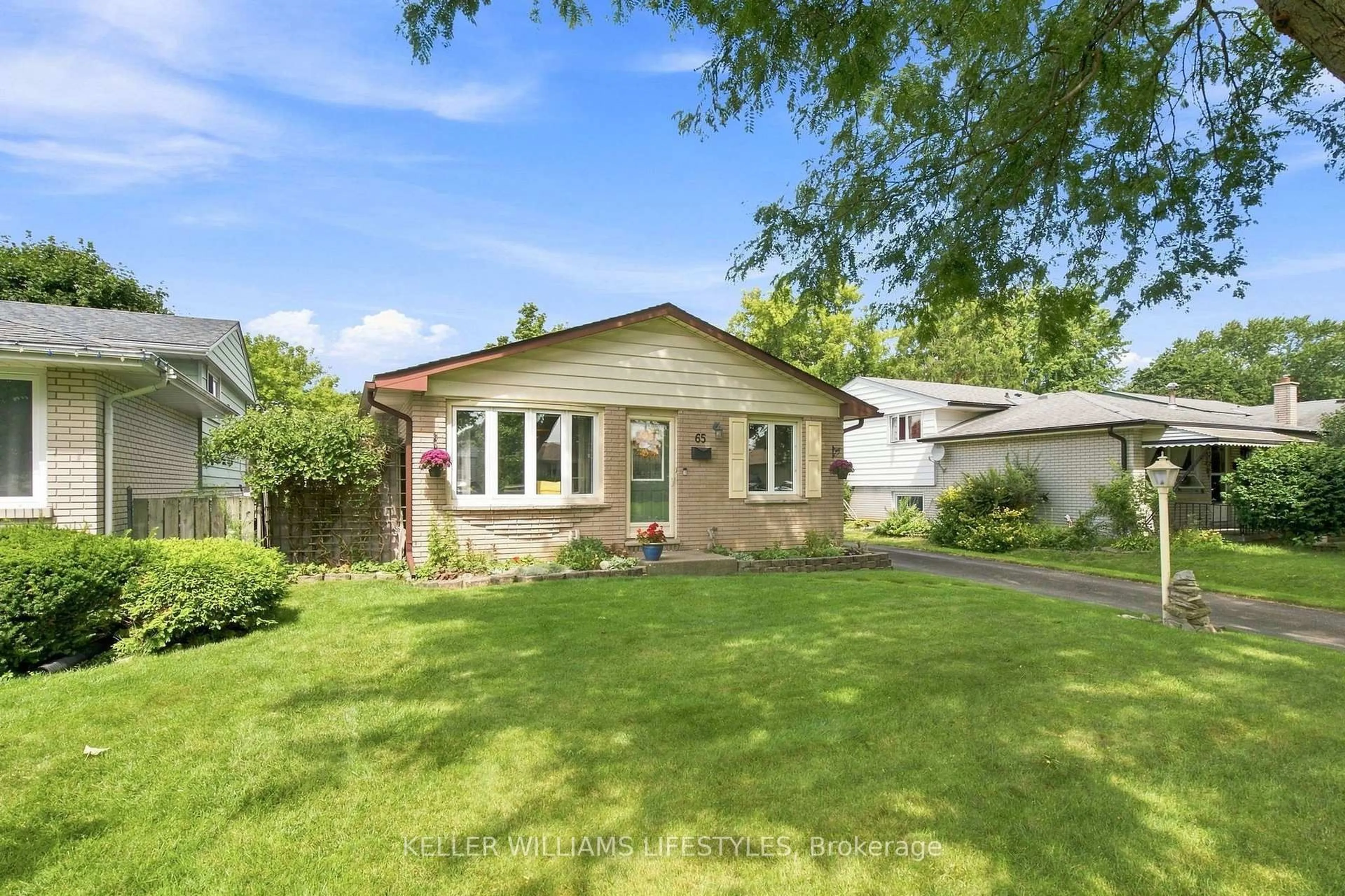 A pic from outside/outdoor area/front of a property/back of a property/a pic from drone, street for 65 Villeneuve Cres, London East Ontario N5V 1M7
