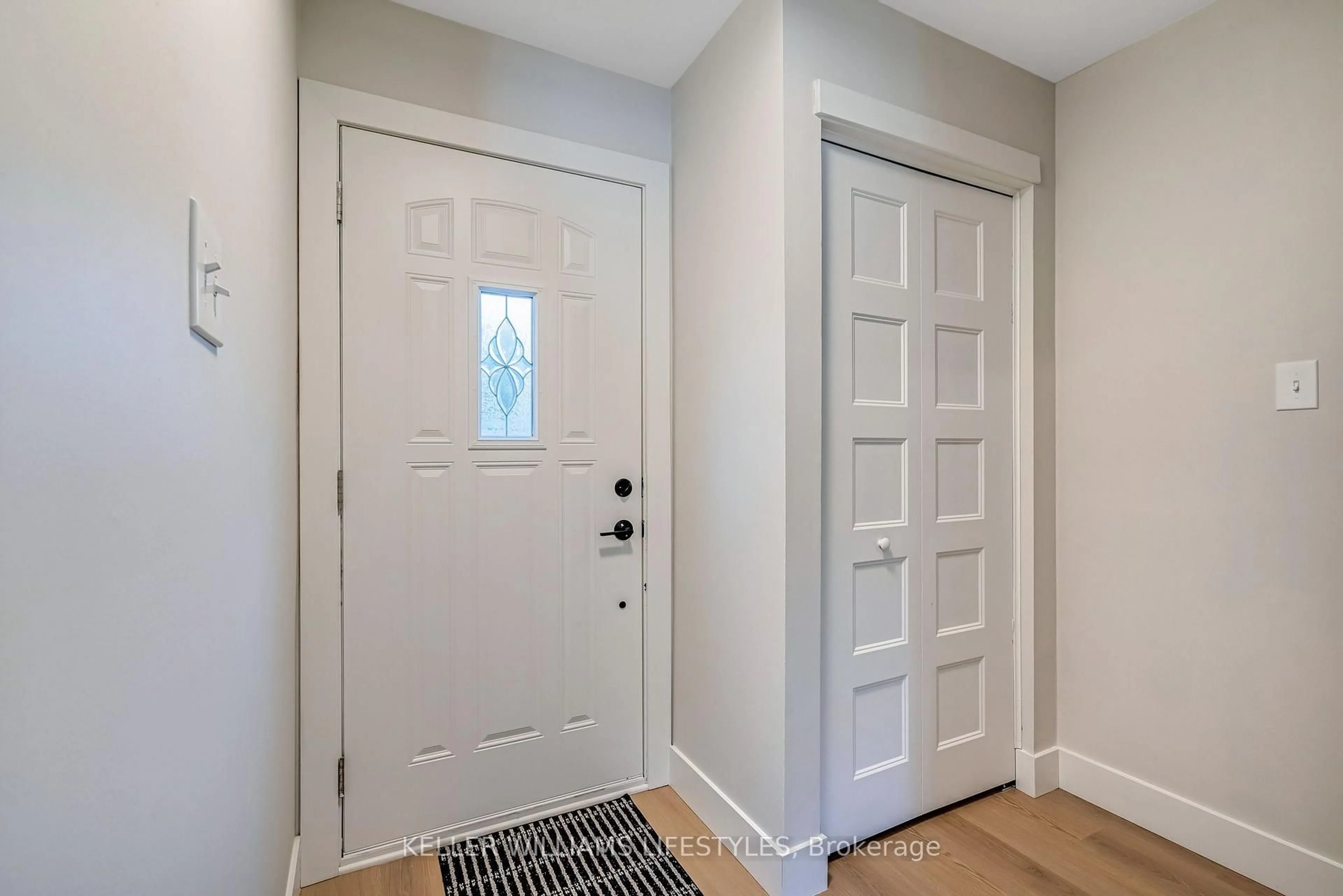 Indoor entryway for 1704 Culver Dr, London East Ontario N5V 3E9