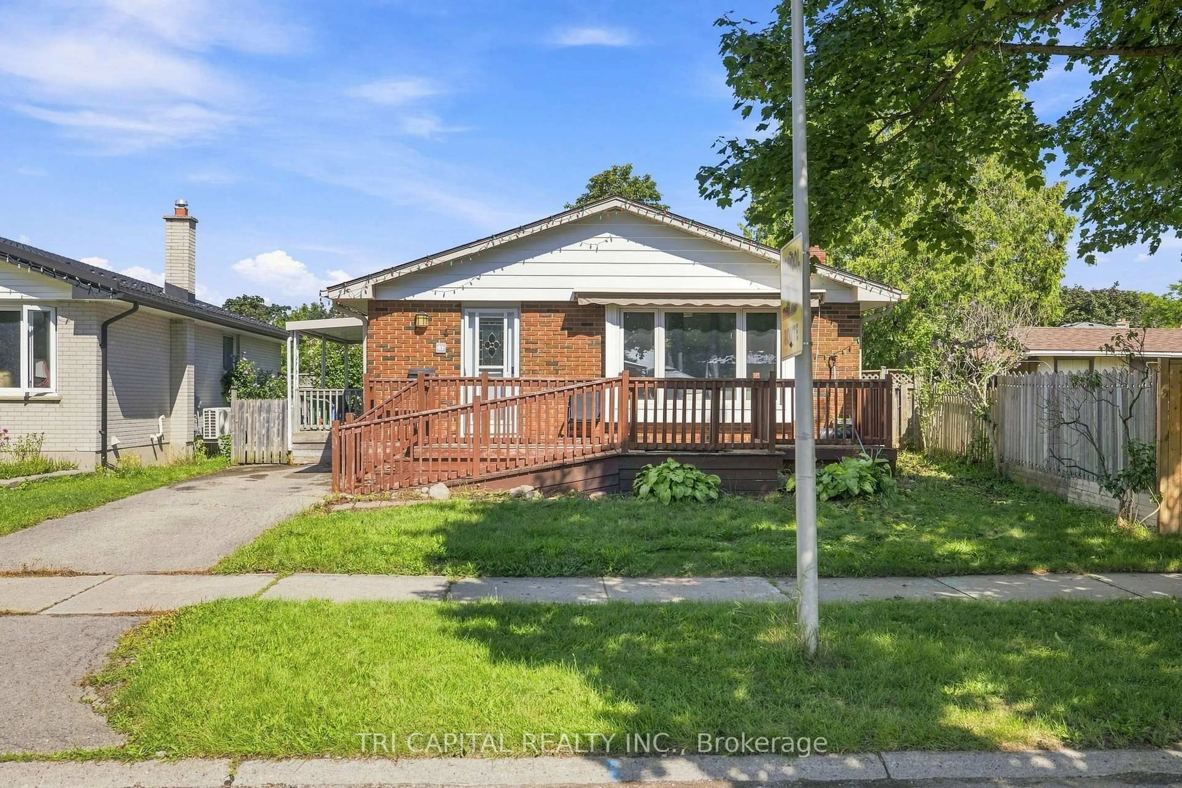 A pic from outside/outdoor area/front of a property/back of a property/a pic from drone, street for 4 Harding Cres, London South Ontario N6E 1G3