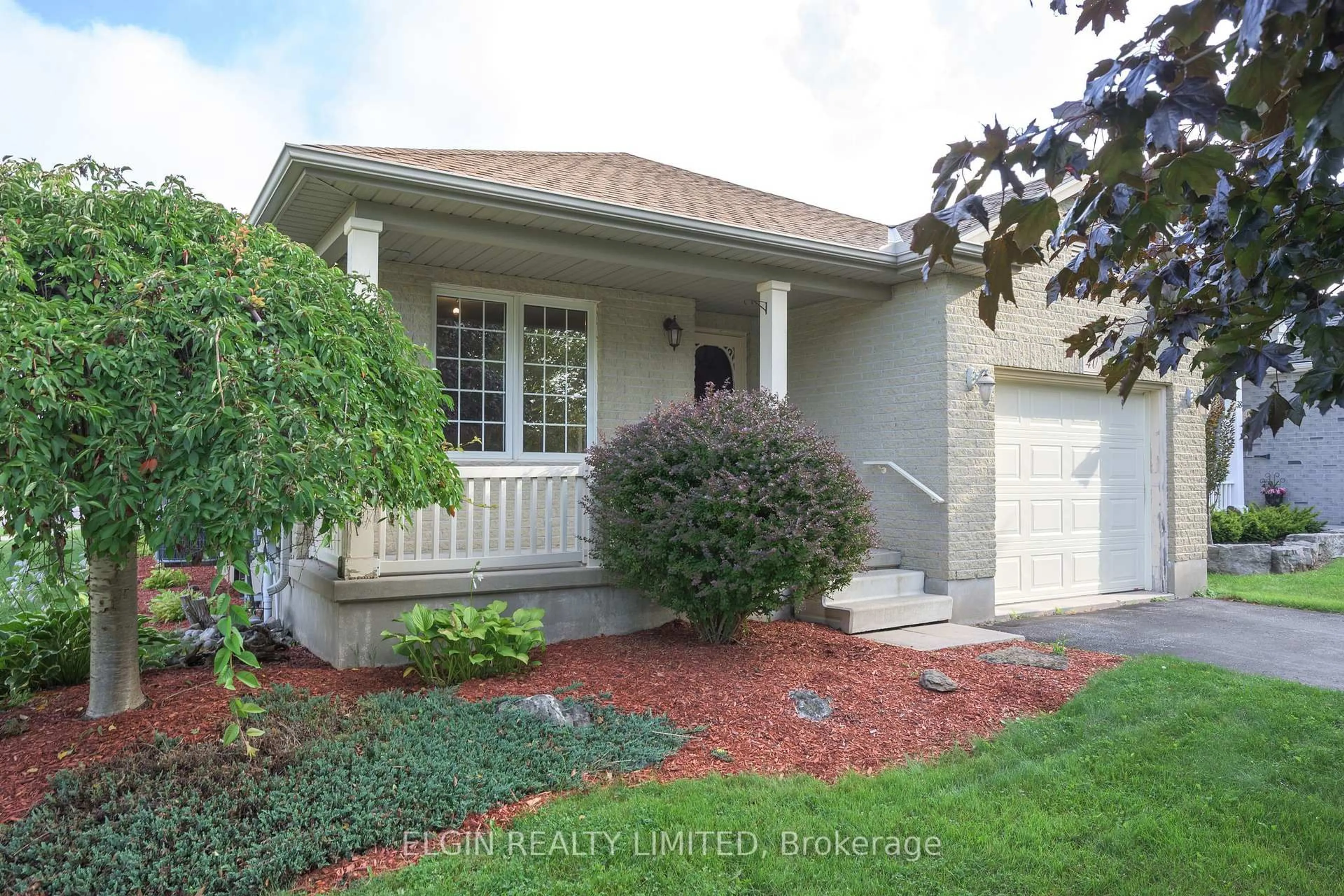 Home with vinyl exterior material, street for 40 SCHREYER Dr, St. Thomas Ontario N5R 6G9