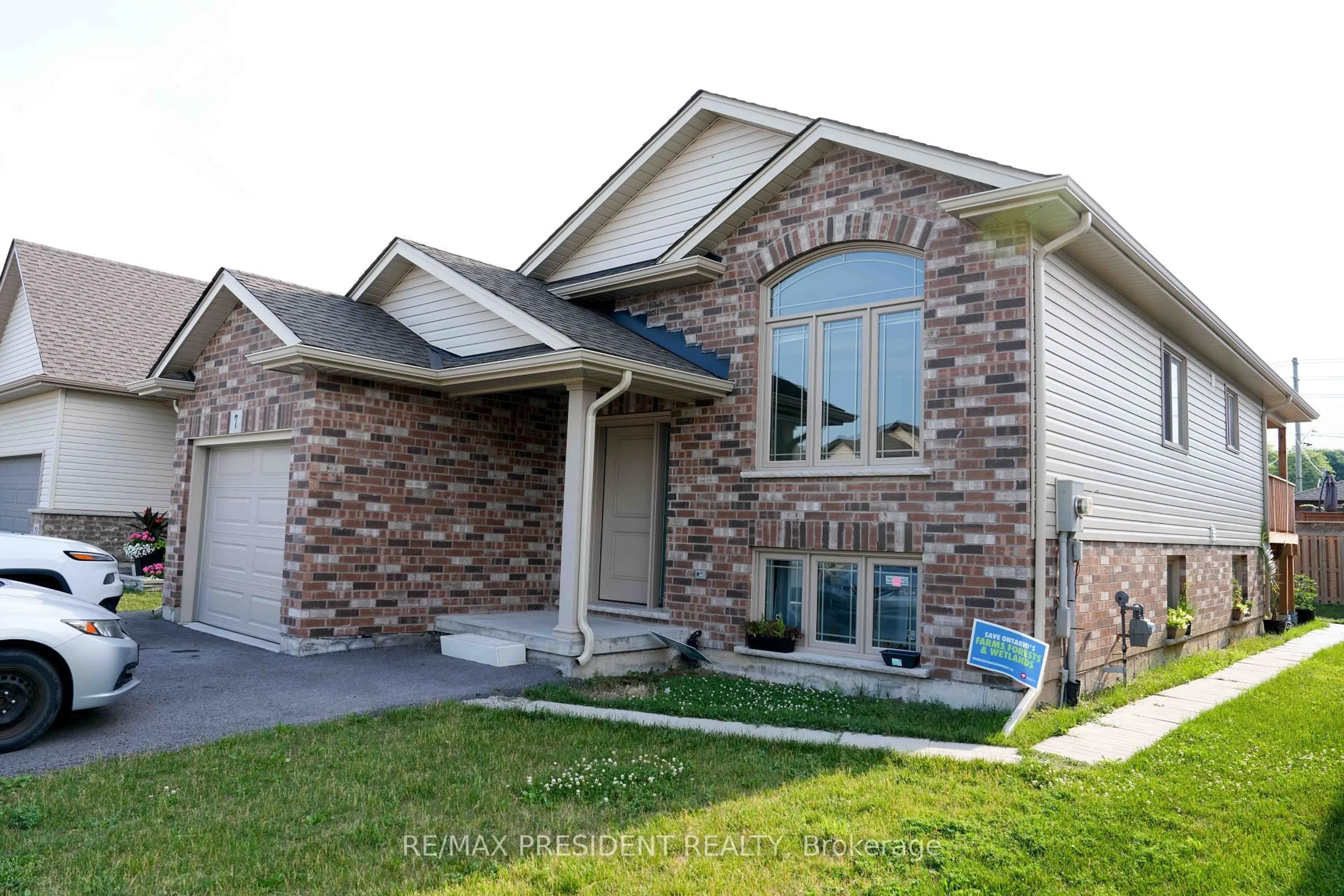 Home with brick exterior material, street for 7 Berkshire Dr, St. Catharines Ontario L2M 3Y3
