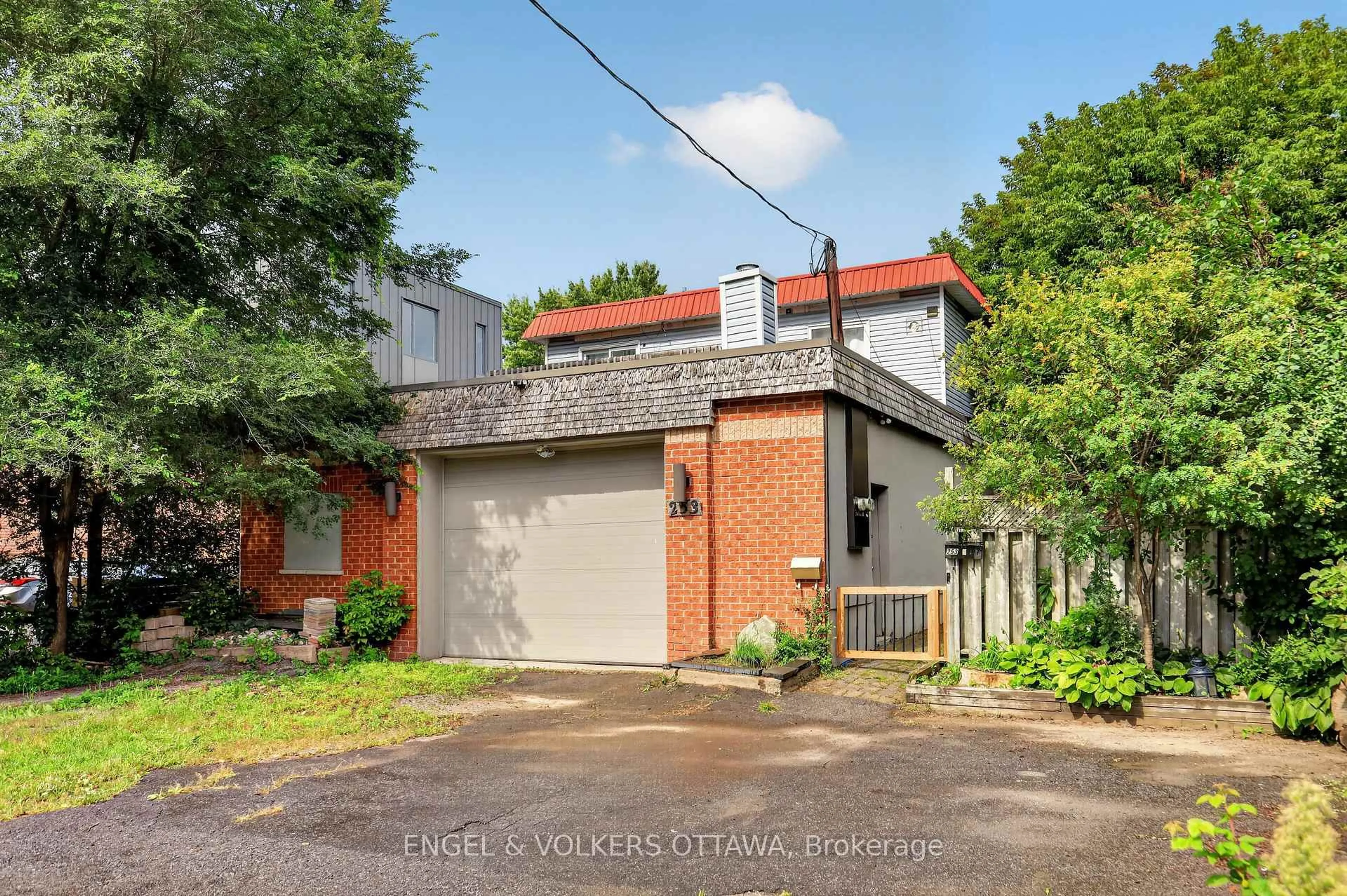 A pic from outside/outdoor area/front of a property/back of a property/a pic from drone, street for 253 Frechette St, Ottawa Ontario K1L 7T3