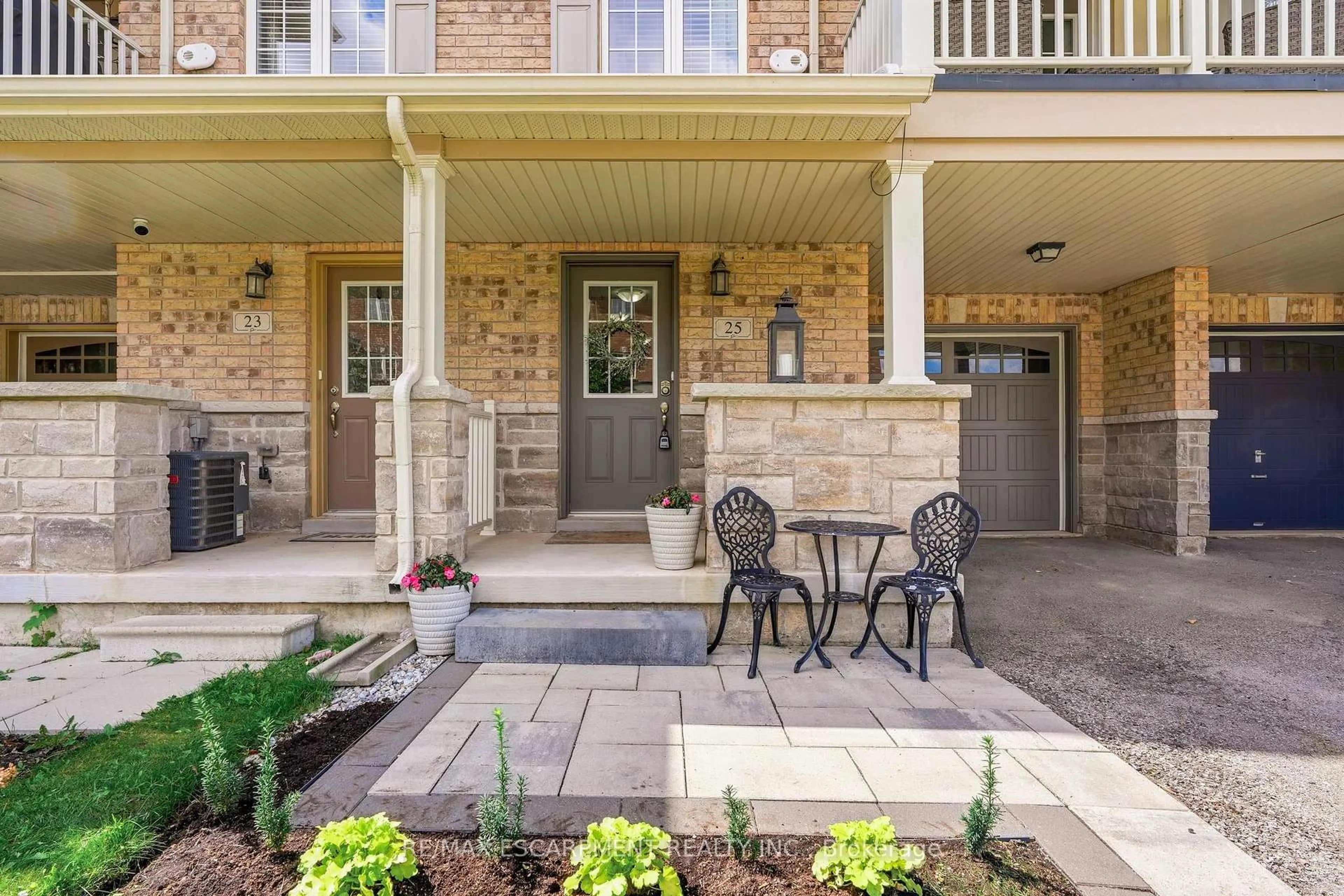 Patio, street for 25 Hiscott Dr, Hamilton Ontario L8B 0A3