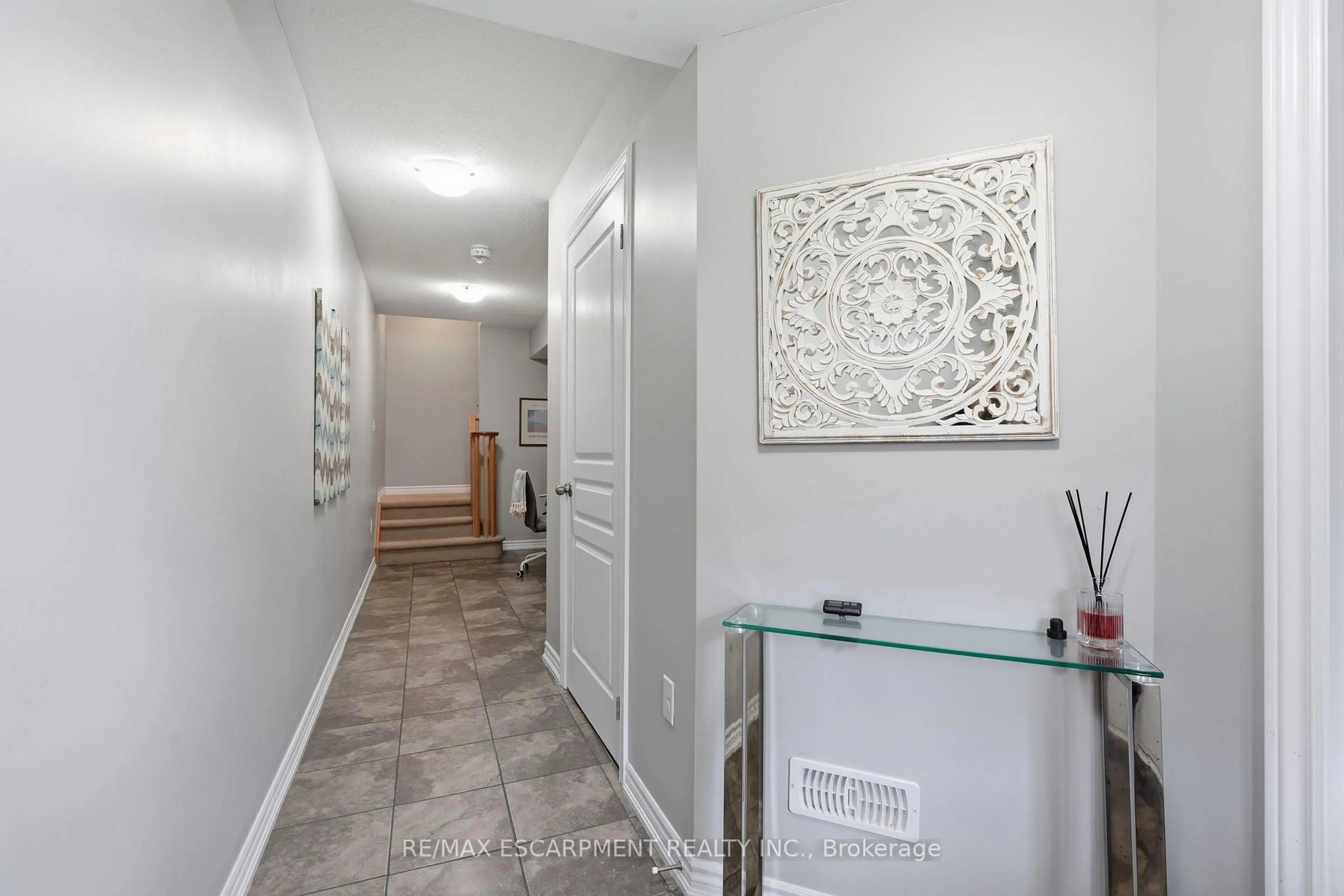 Indoor entryway for 25 Hiscott Dr, Hamilton Ontario L8B 0A3