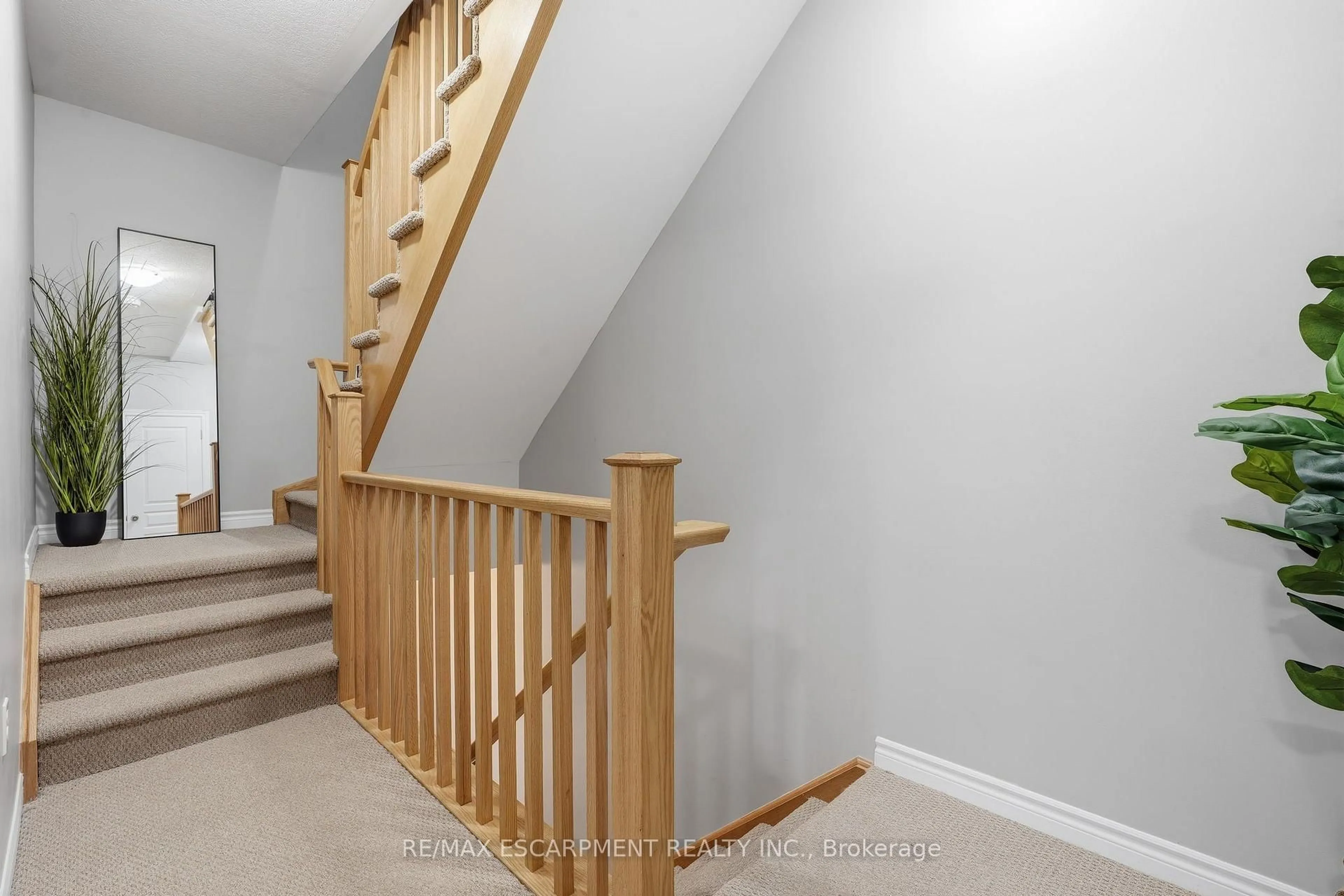 Stairs for 25 Hiscott Dr, Hamilton Ontario L8B 0A3