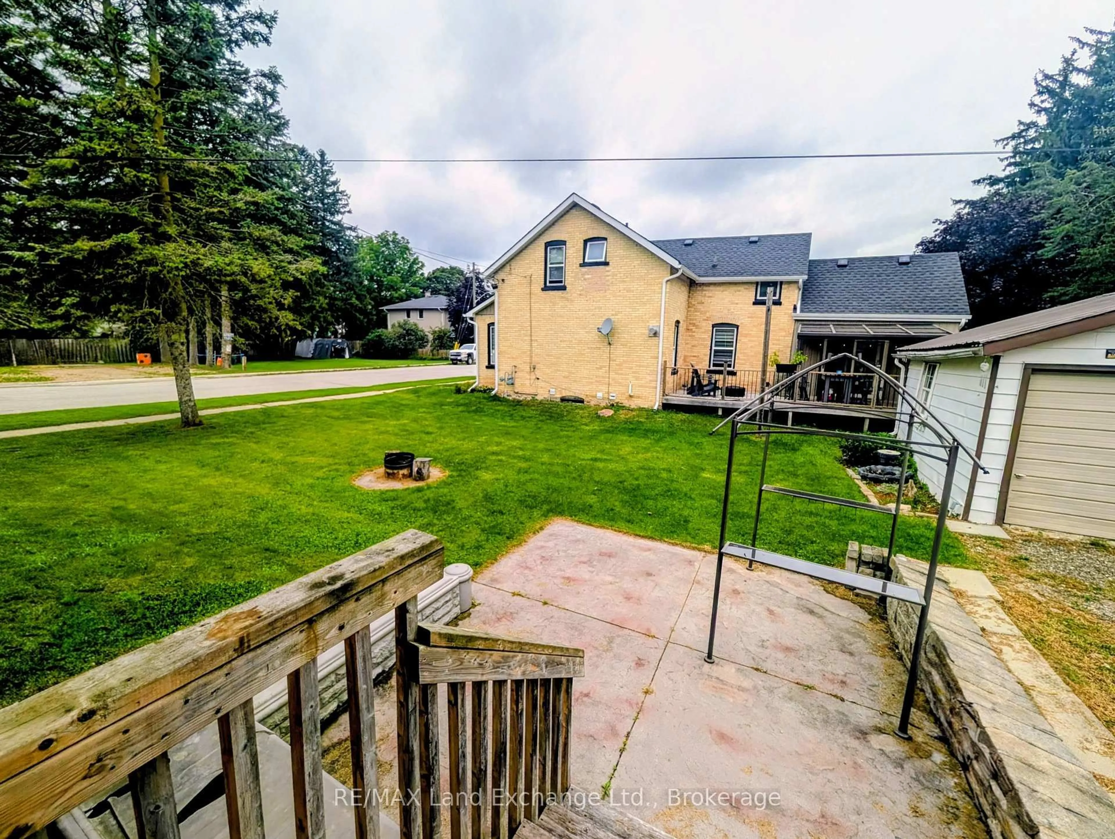 A pic from outside/outdoor area/front of a property/back of a property/a pic from drone, street for 10 Mary St, Brockton Ontario N0G 2V0
