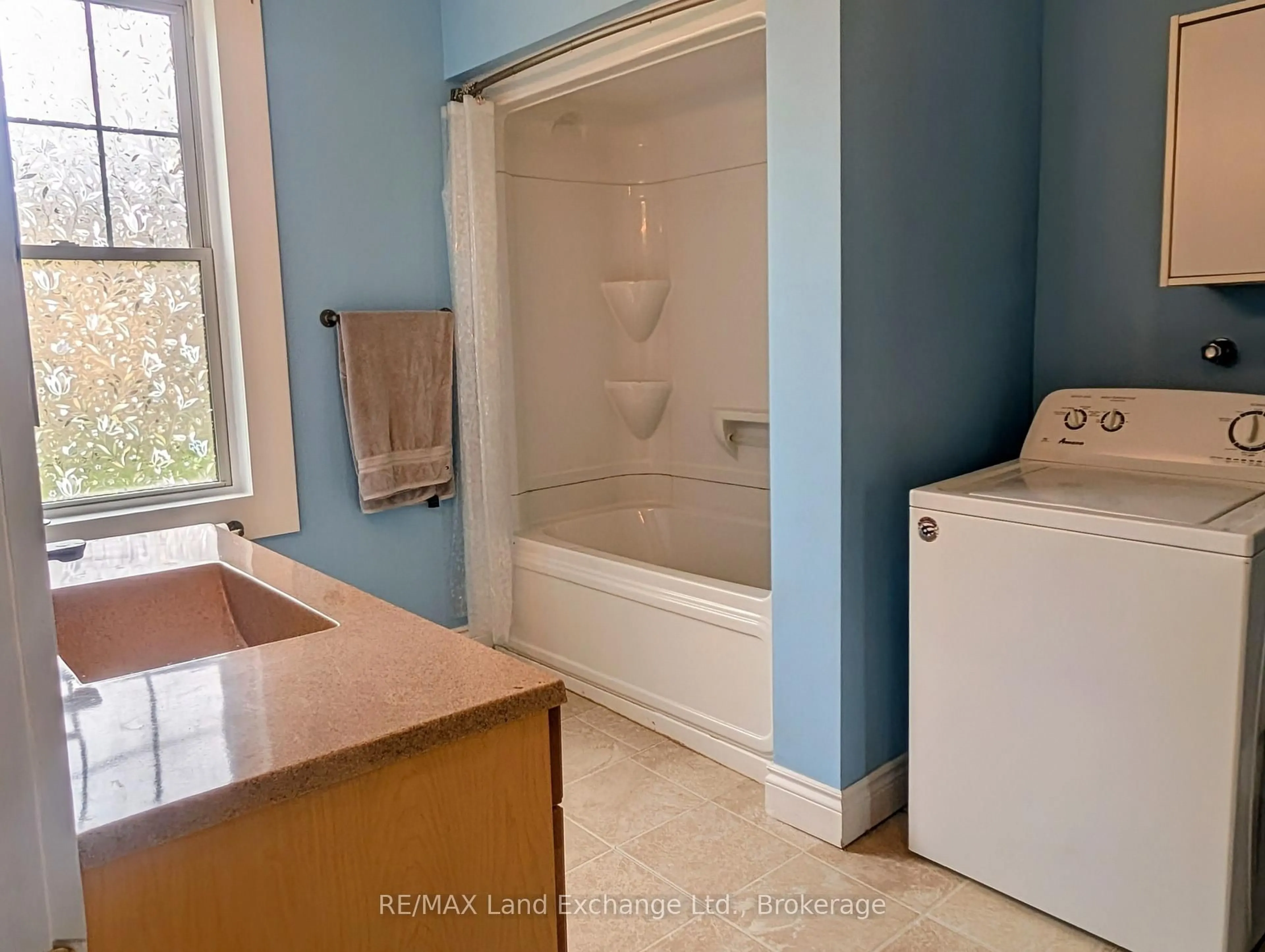 Standard bathroom, ceramic/tile floor for 10 Mary St, Brockton Ontario N0G 2V0