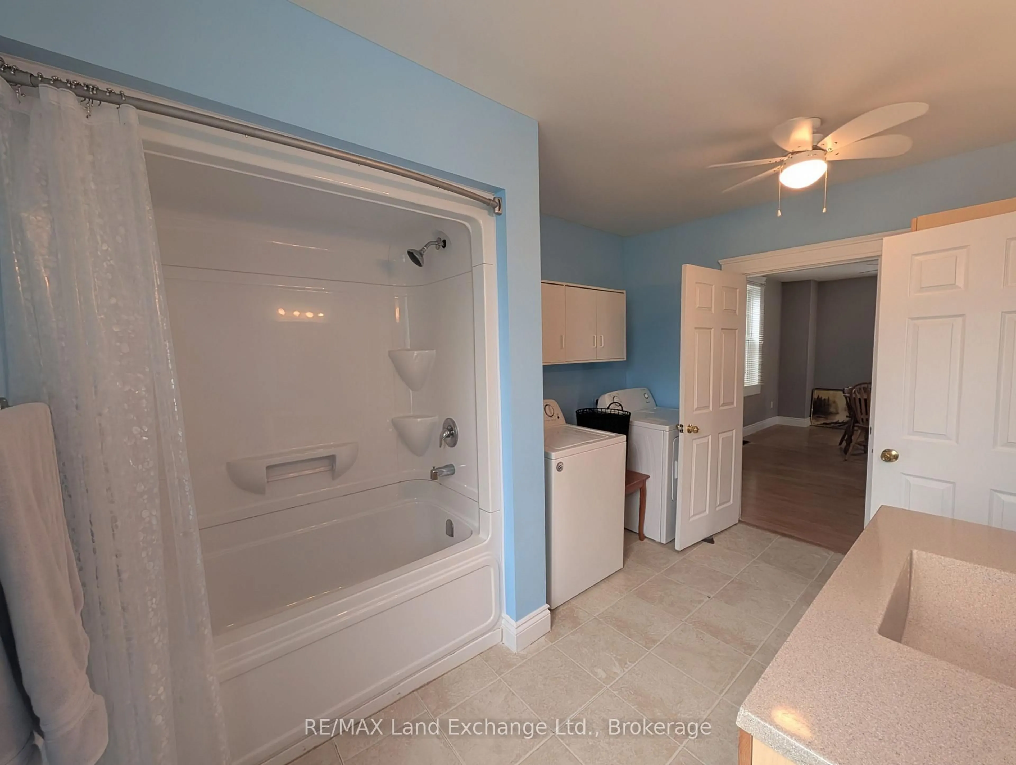 Standard bathroom, ceramic/tile floor for 10 Mary St, Brockton Ontario N0G 2V0