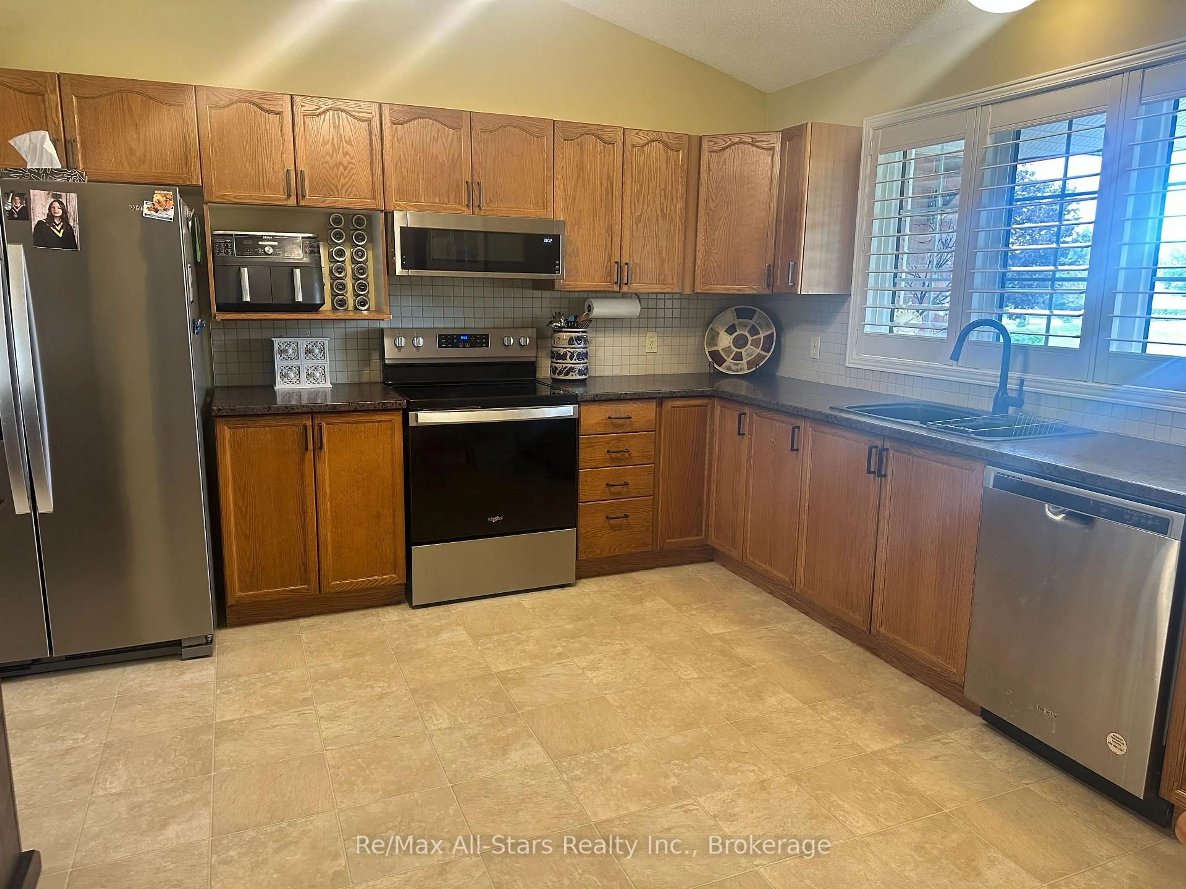 Standard kitchen, ceramic/tile floor for 22 Hallett Cres, Kawartha Lakes Ontario K0M 2C0