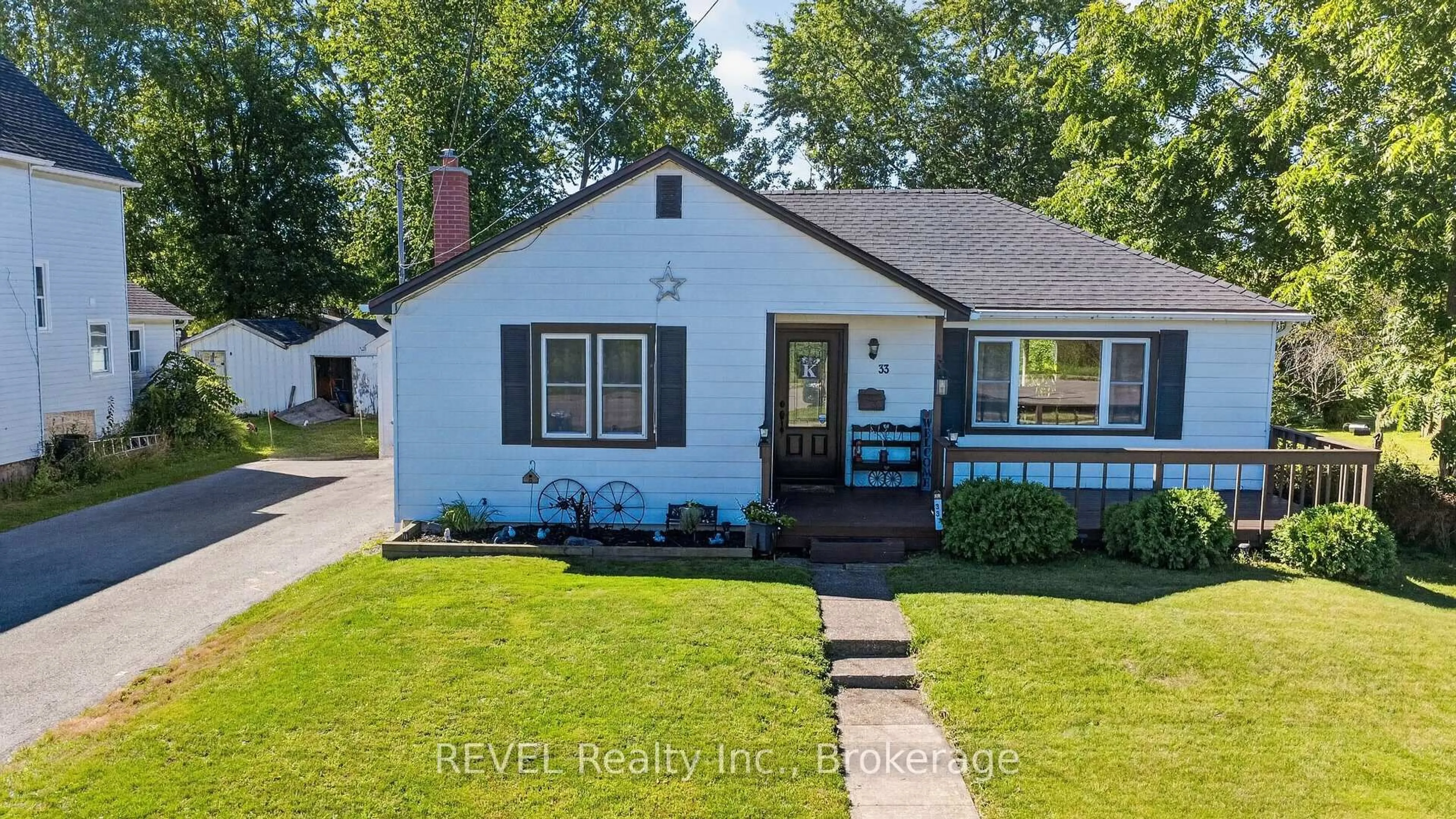 Home with vinyl exterior material, street for 33 Lewis St, Fort Erie Ontario L2A 2P8