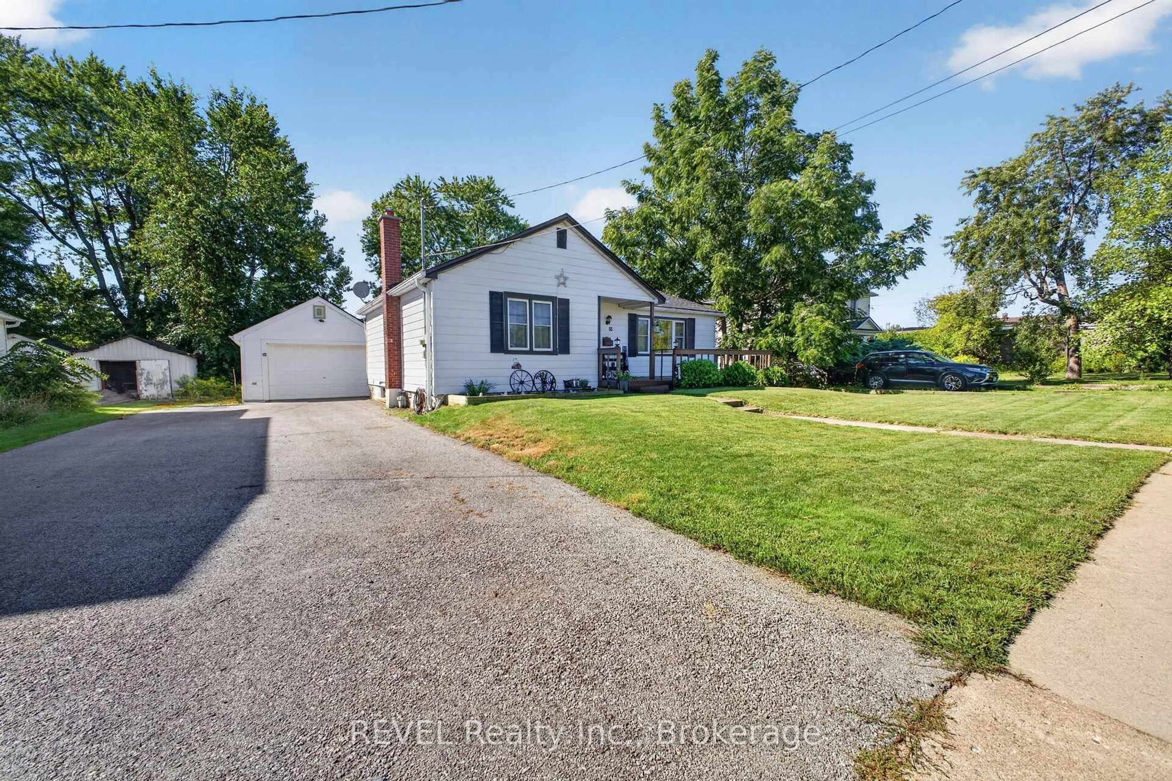 A pic from outside/outdoor area/front of a property/back of a property/a pic from drone, street for 33 Lewis St, Fort Erie Ontario L2A 2P8