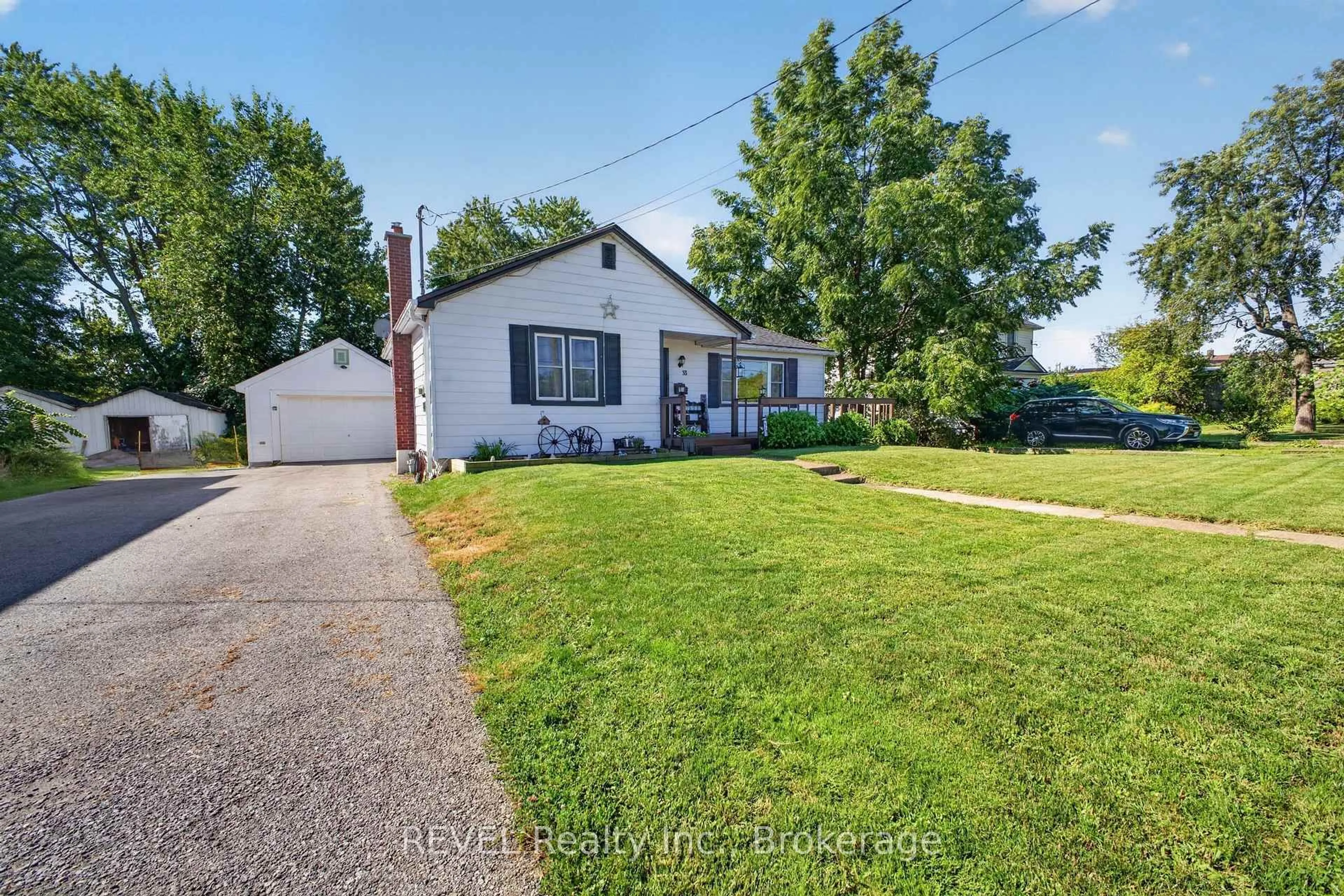 A pic from outside/outdoor area/front of a property/back of a property/a pic from drone, street for 33 Lewis St, Fort Erie Ontario L2A 2P8