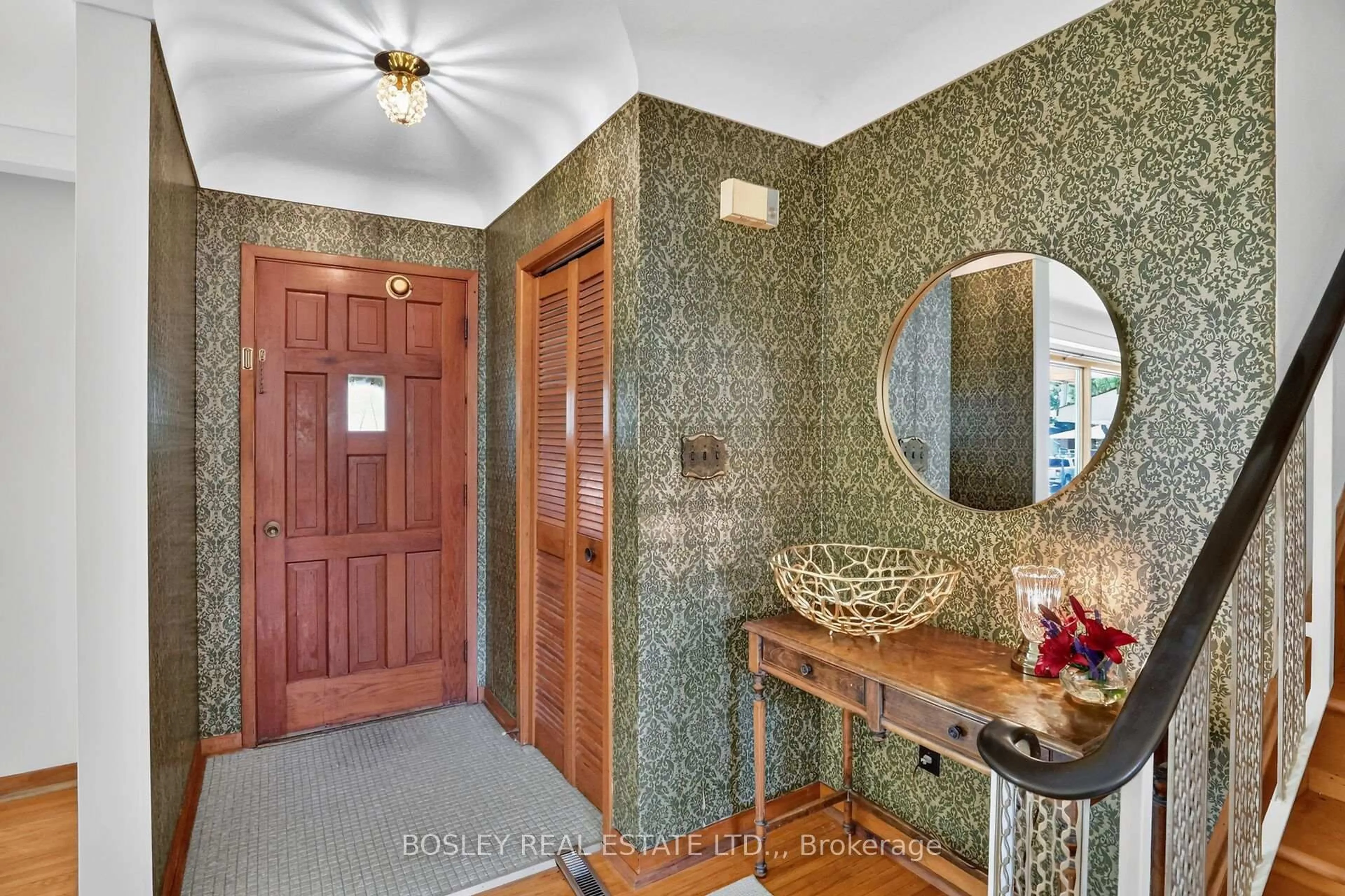 Indoor entryway for 8410 Ares Crt, Niagara Falls Ontario L2G 6P1