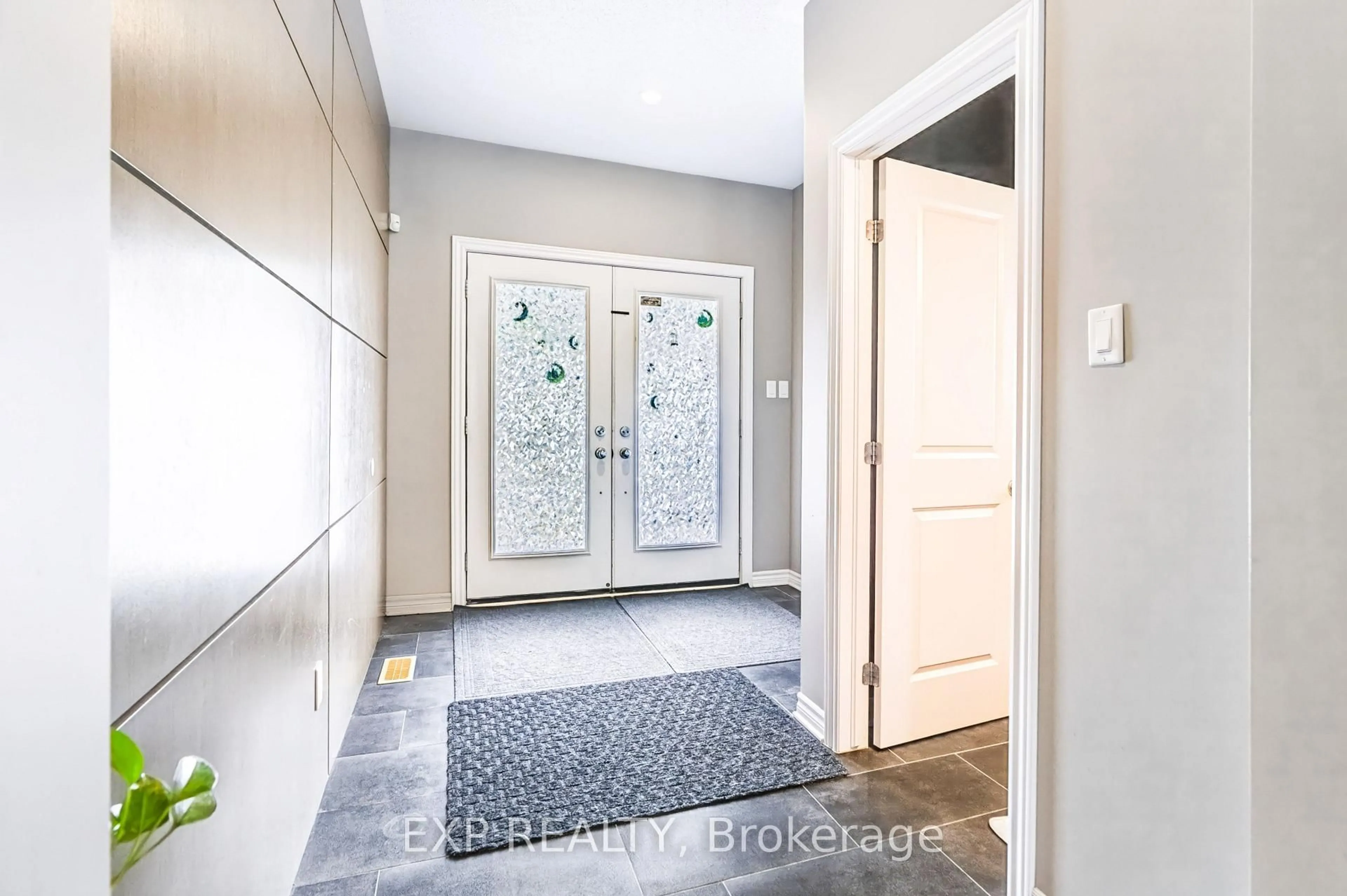 Indoor entryway for 513 Egret Way, Ottawa Ontario K2C 3H2