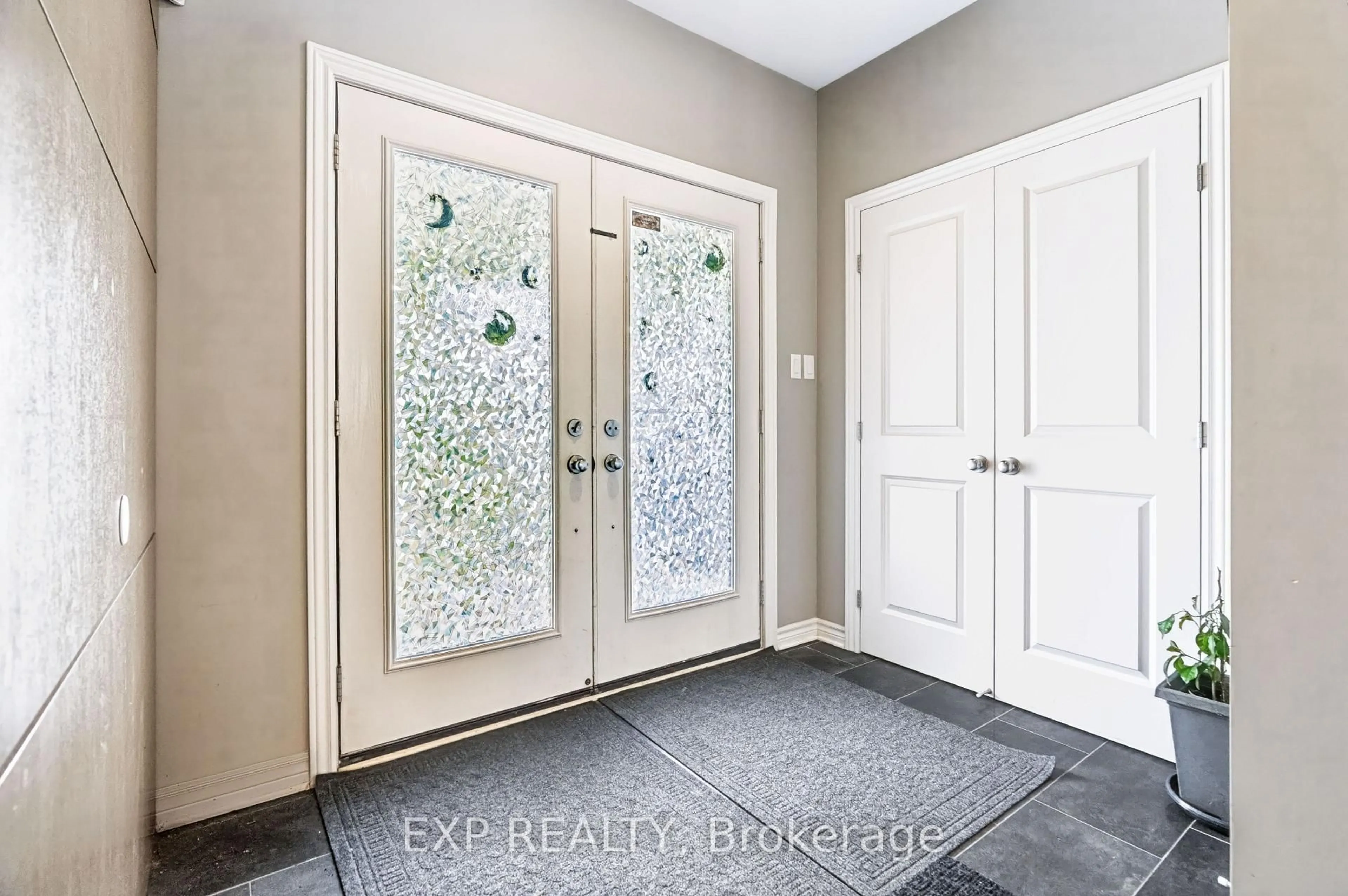 Indoor entryway for 513 Egret Way, Ottawa Ontario K2C 3H2