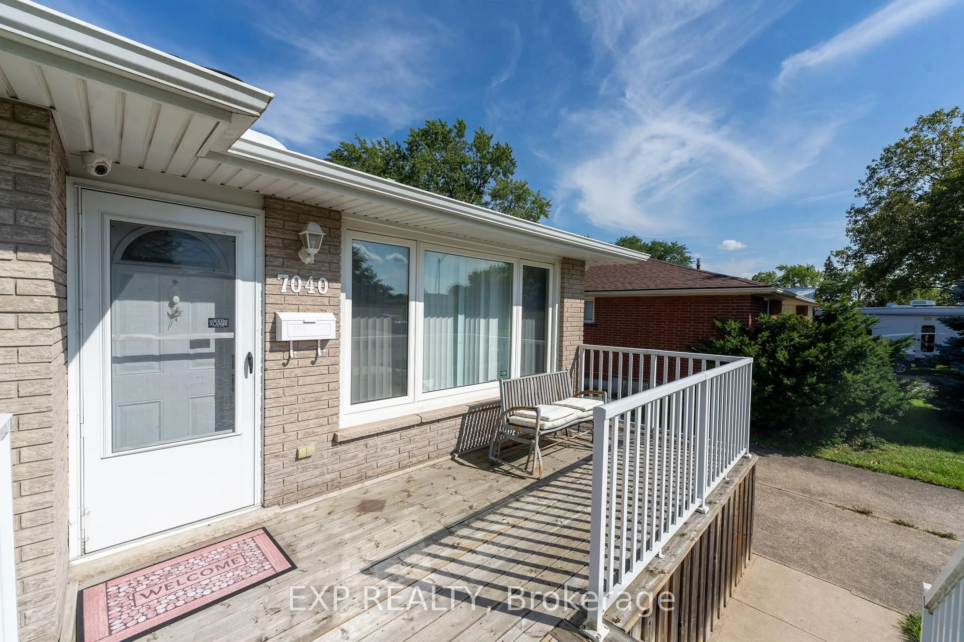 Home with vinyl exterior material, street for 7040 Warden Ave, Niagara Falls Ontario L2G 5P5