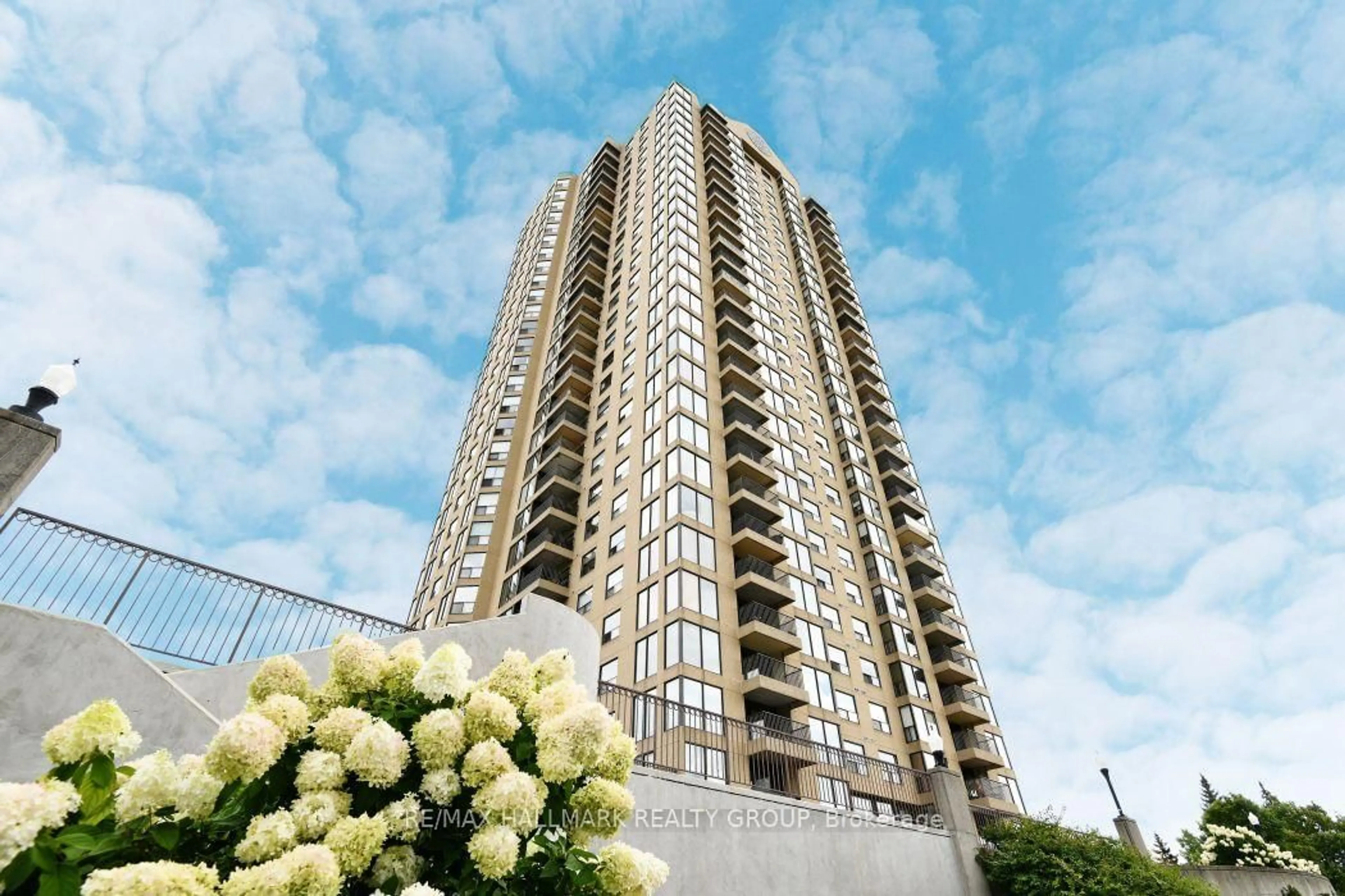 Unknown for 545 St Laurent Blvd #1006, Ottawa Ontario K1K 4H9