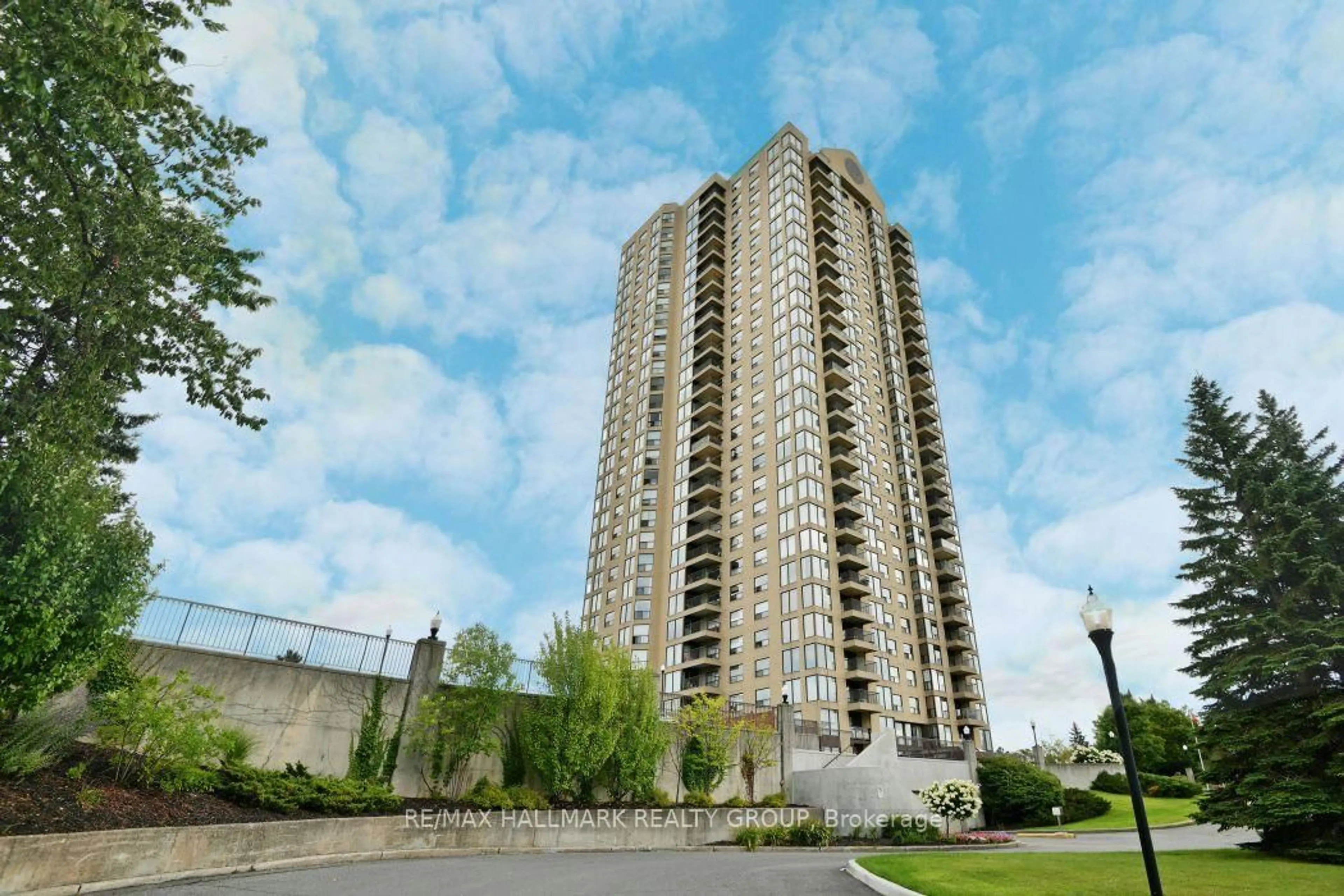 Unknown for 545 St Laurent Blvd #1006, Ottawa Ontario K1K 4H9