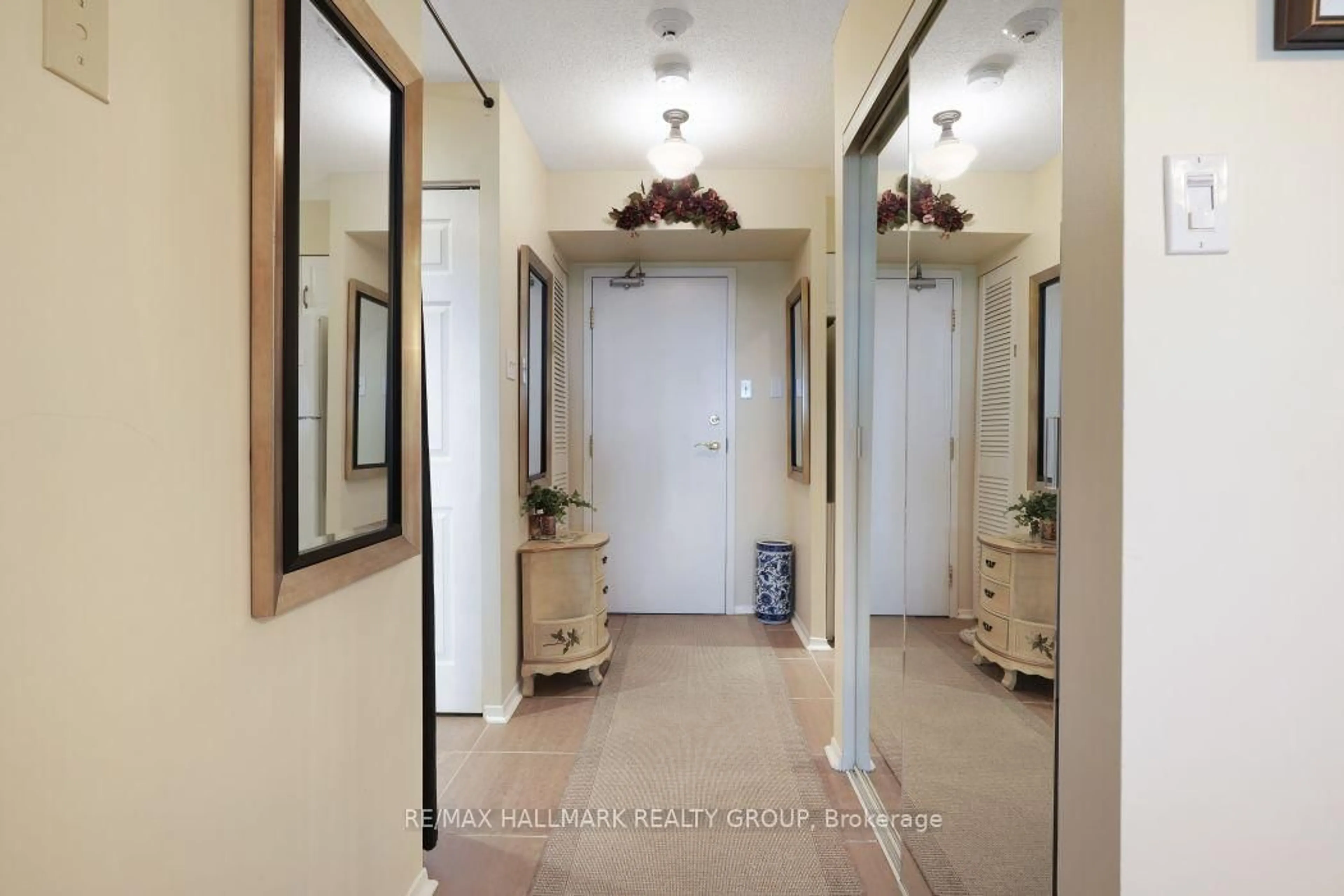Indoor entryway for 545 St Laurent Blvd #1006, Ottawa Ontario K1K 4H9