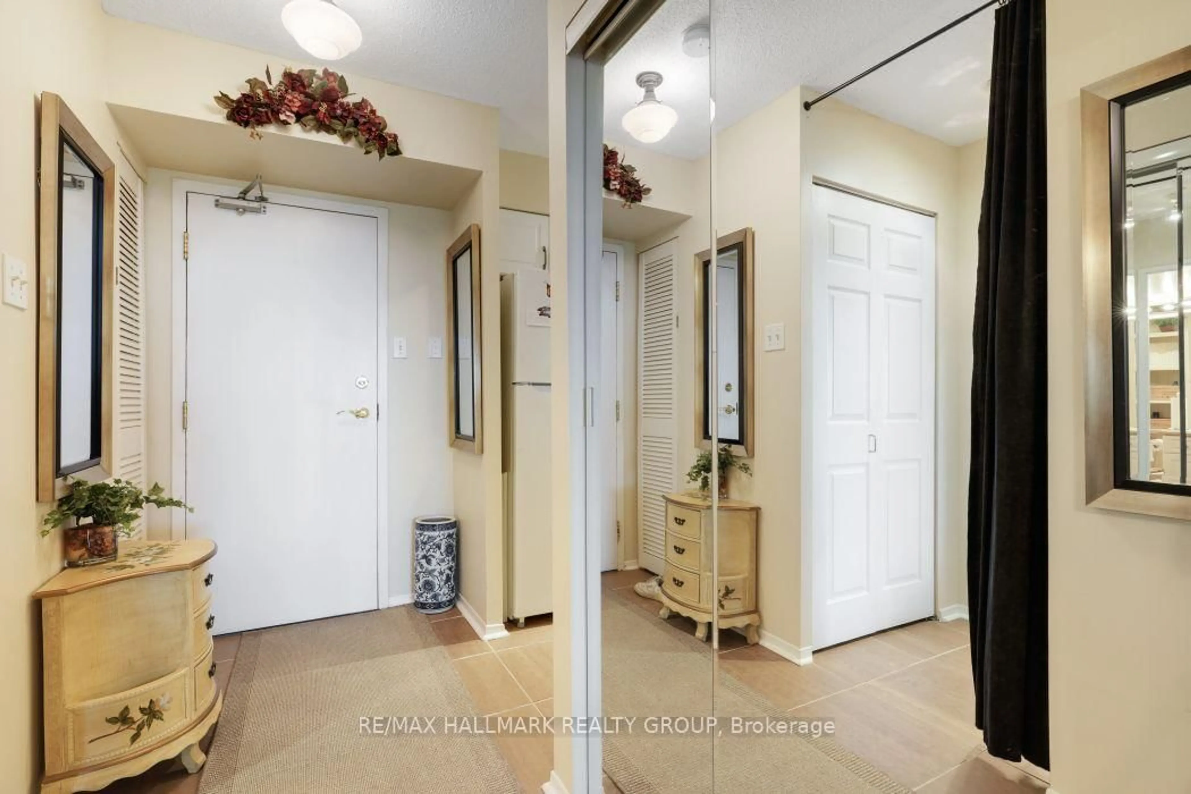 Indoor entryway for 545 St Laurent Blvd #1006, Ottawa Ontario K1K 4H9