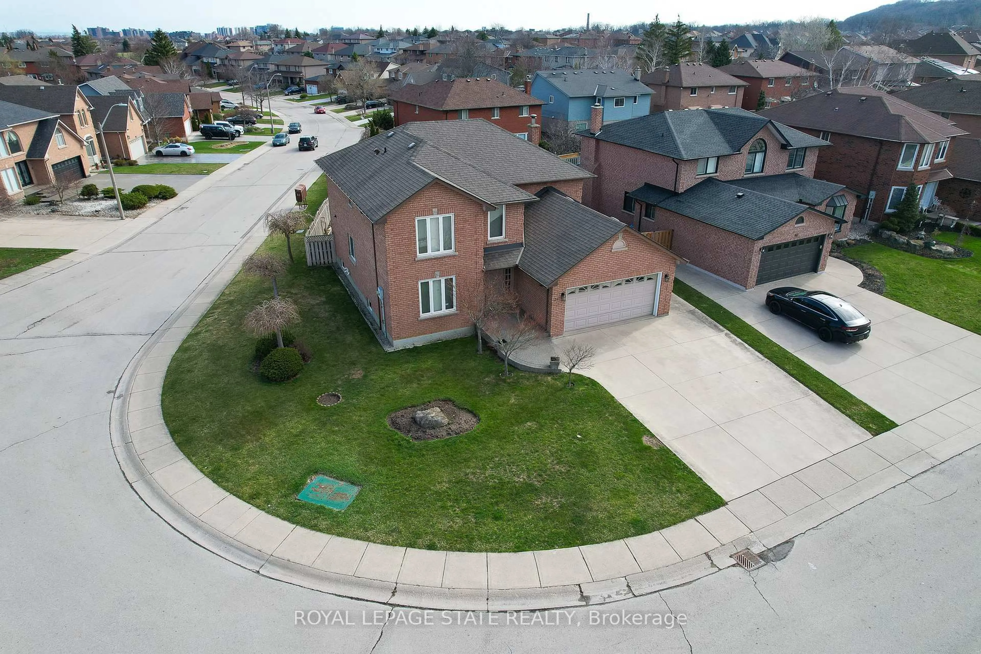 A pic from outside/outdoor area/front of a property/back of a property/a pic from drone, street for 137 National Dr, Hamilton Ontario L8G 5B3