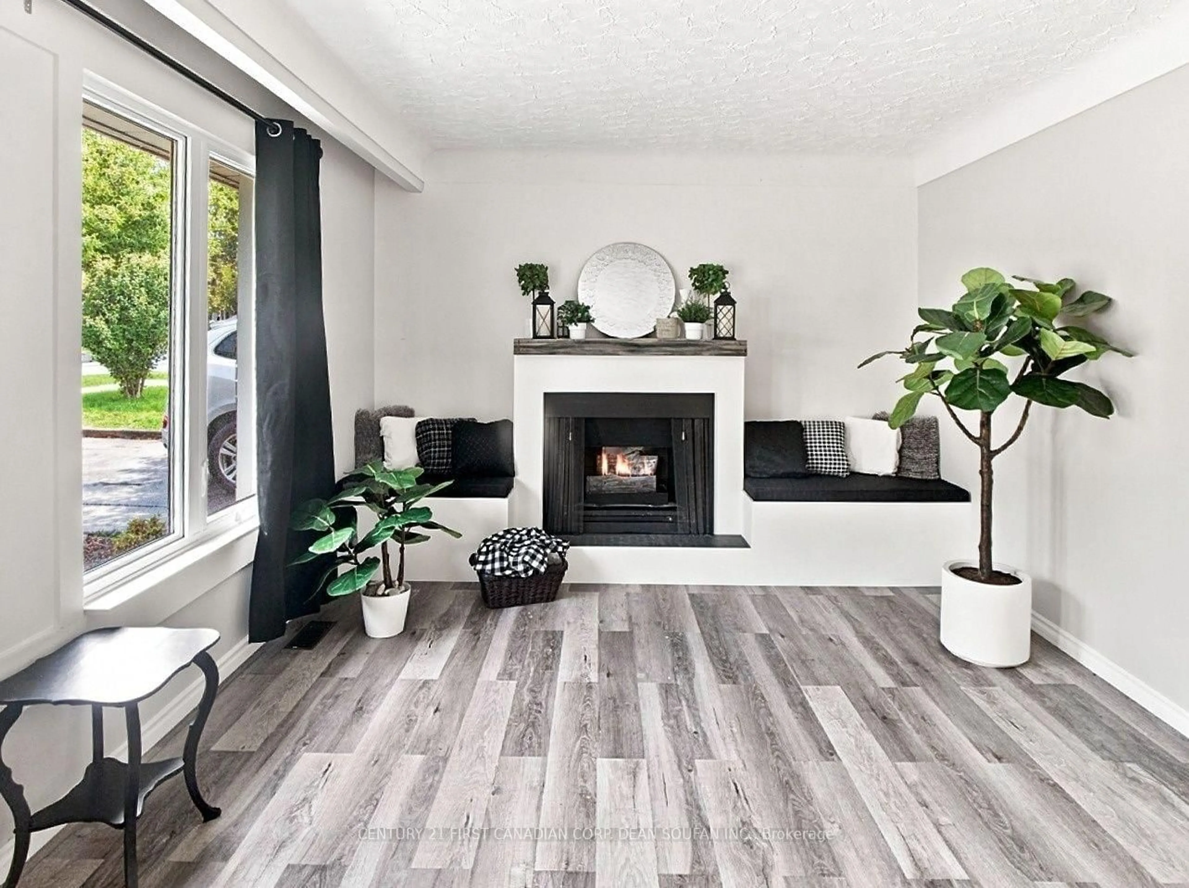 Living room with furniture, wood/laminate floor for 351 Briarhill Ave, London East Ontario N5Y 1P1