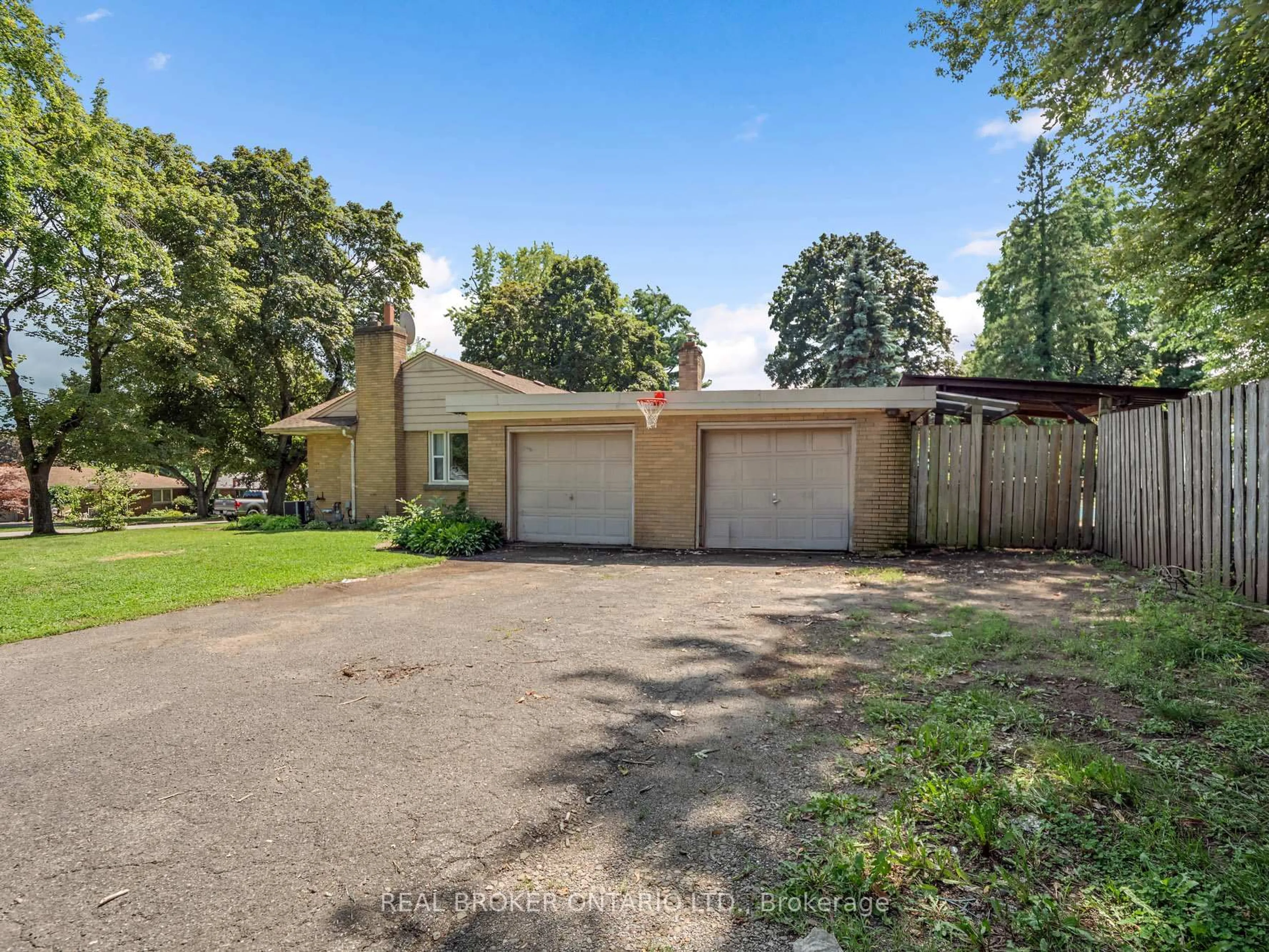 A pic from outside/outdoor area/front of a property/back of a property/a pic from drone, street for 20 ALAN Cres, Pelham Ontario L0S 1E0