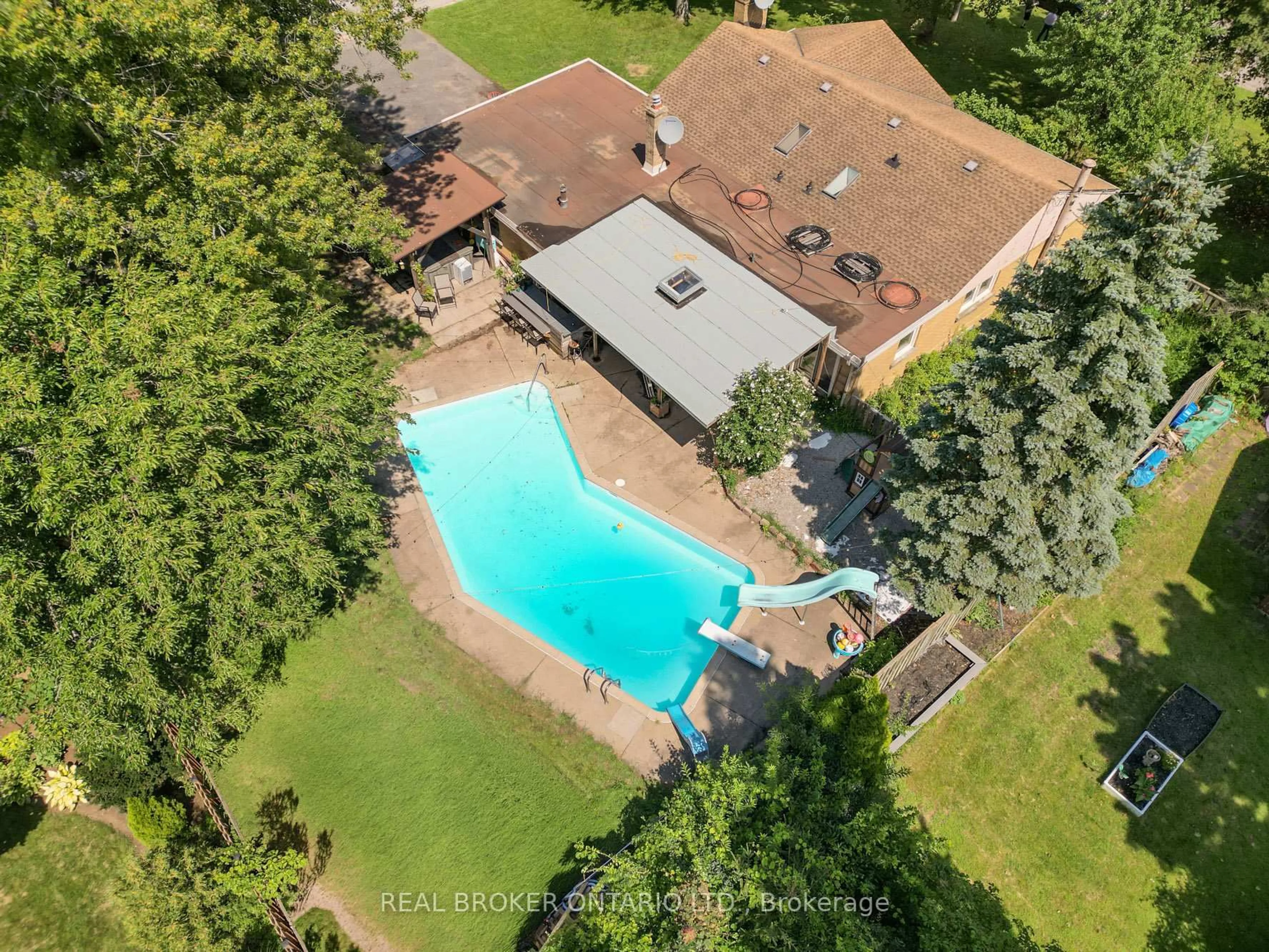 A pic from outside/outdoor area/front of a property/back of a property/a pic from drone, unknown for 20 ALAN Cres, Pelham Ontario L0S 1E0