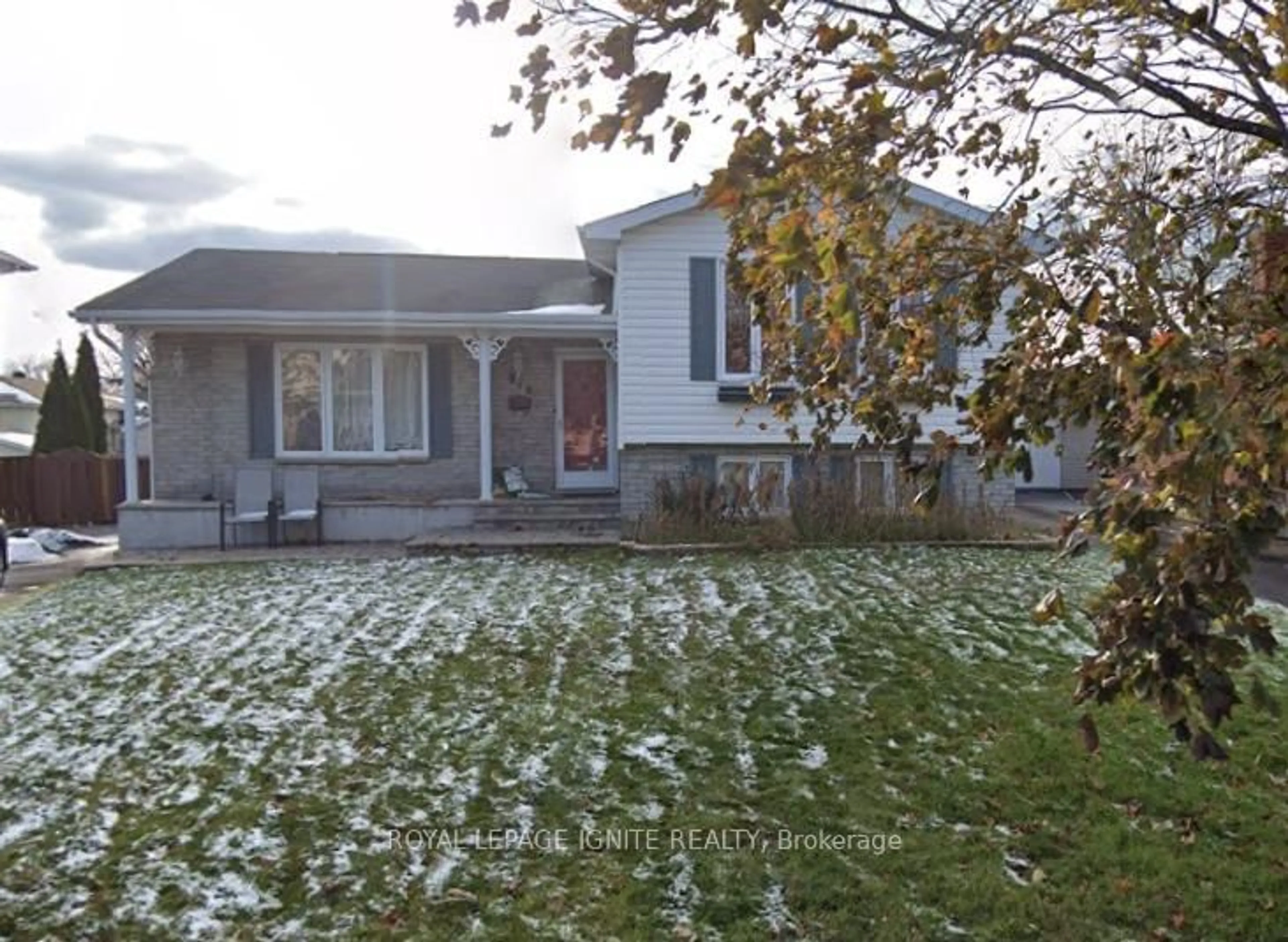 A pic from outside/outdoor area/front of a property/back of a property/a pic from drone, street for 810 Chelsea Cres, Cornwall Ontario K6H 6Y4