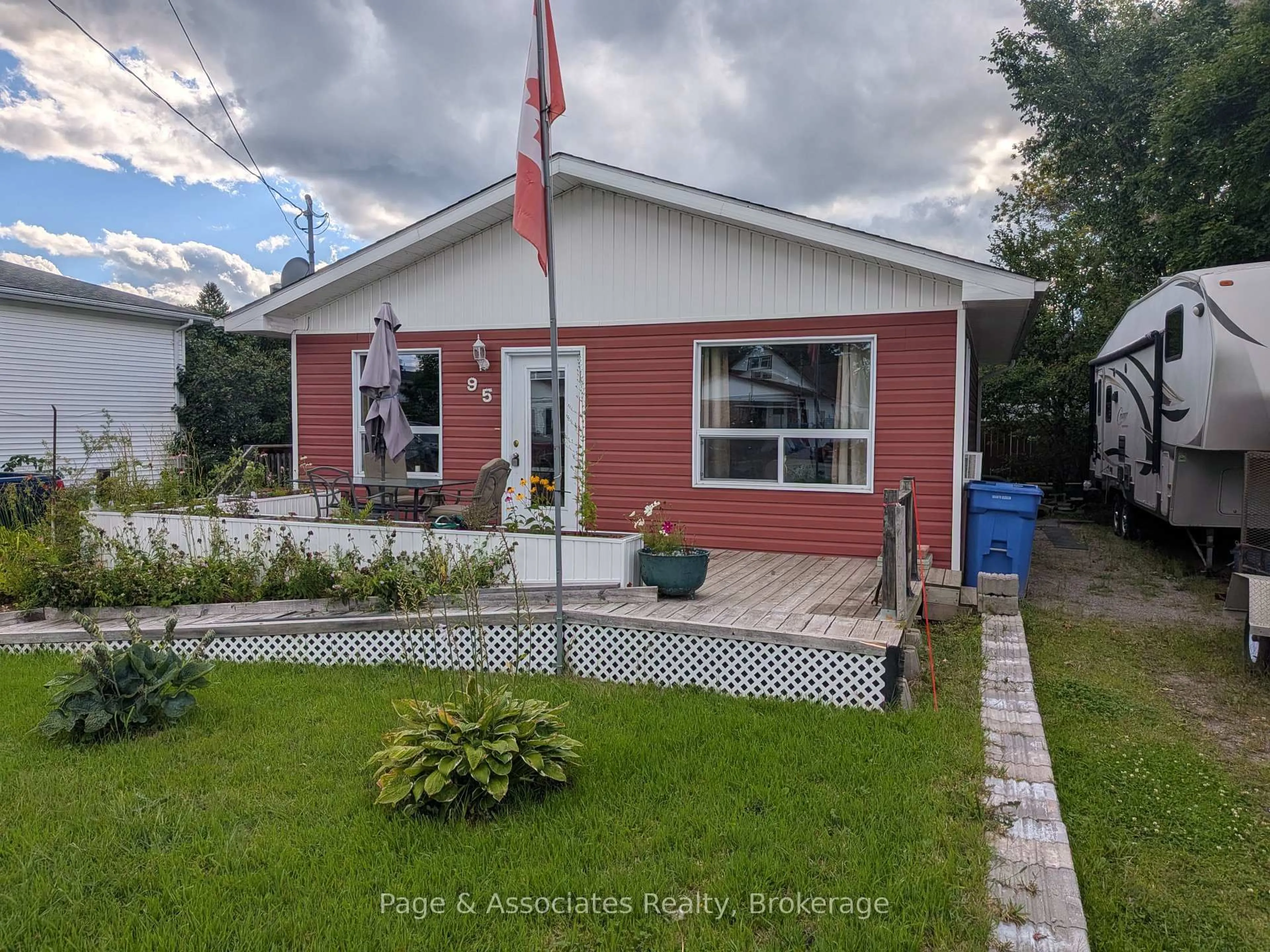 A pic from outside/outdoor area/front of a property/back of a property/a pic from drone, street for 95 Nipissing St, West Nipissing Ontario P2B 1J4