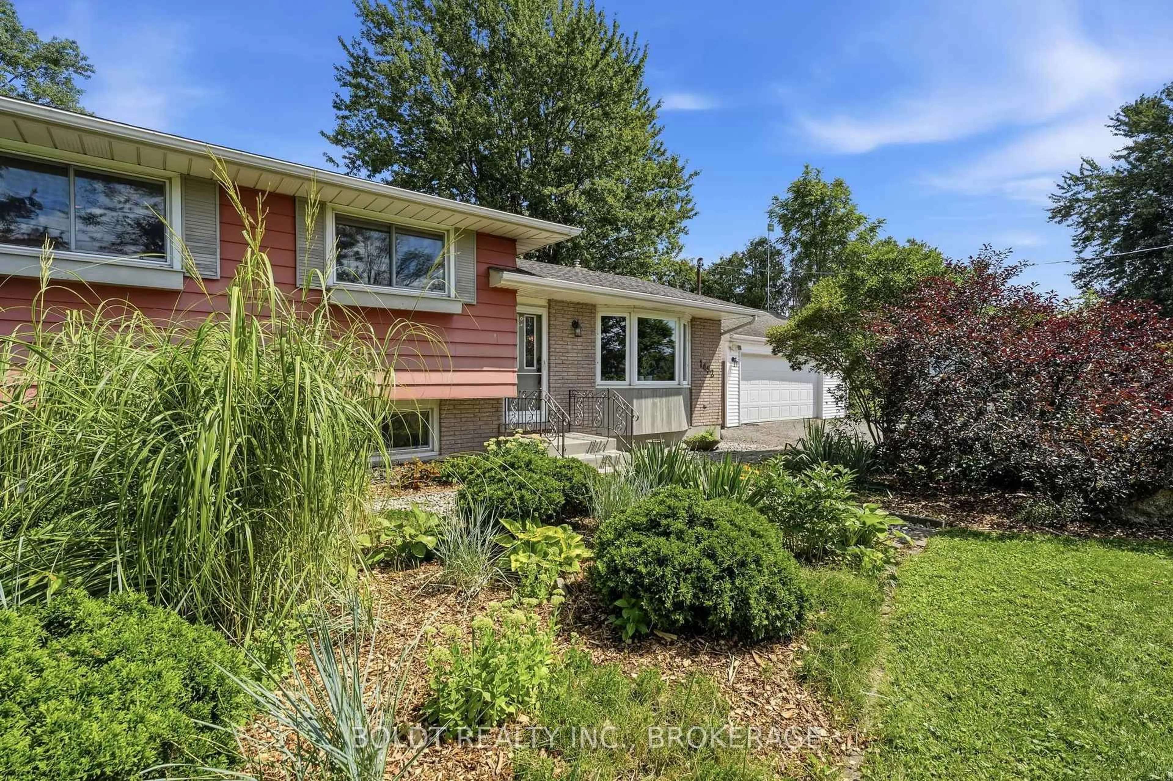 Home with vinyl exterior material, street for 1452 Cataract Rd, Thorold Ontario L3B 5N5