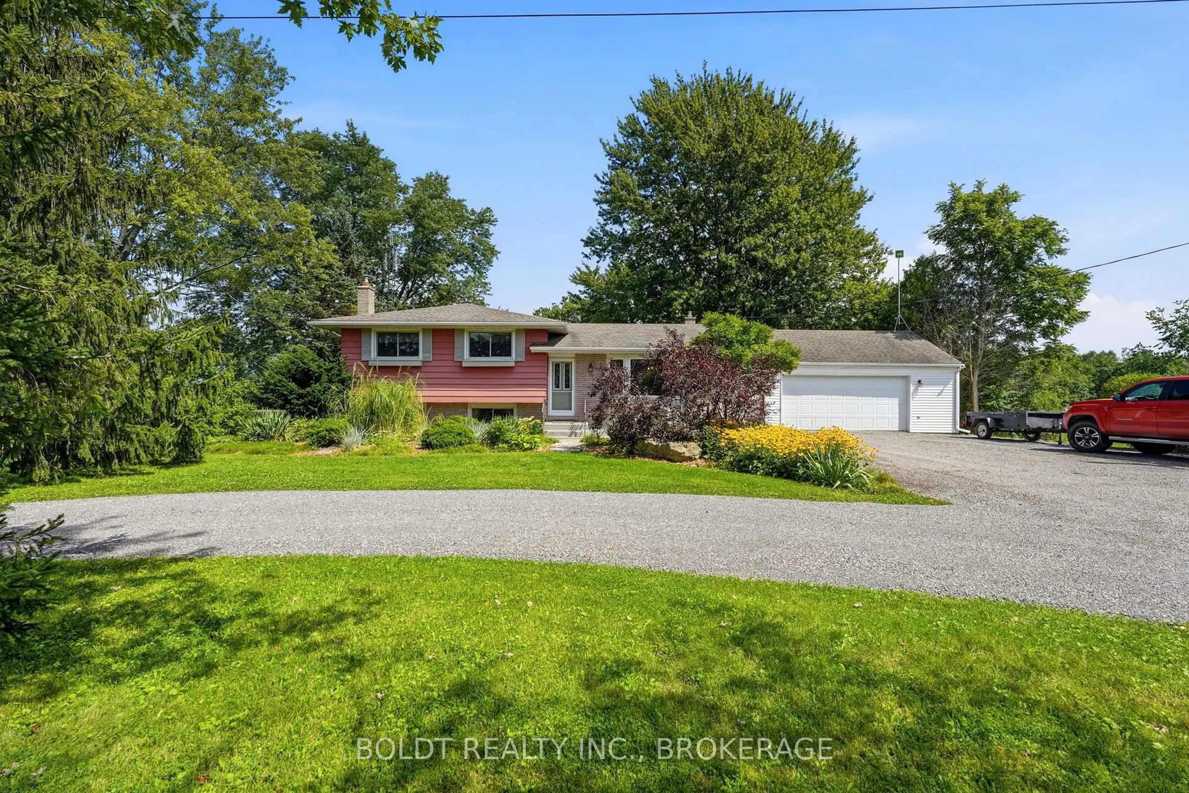 A pic from outside/outdoor area/front of a property/back of a property/a pic from drone, street for 1452 Cataract Rd, Thorold Ontario L3B 5N5