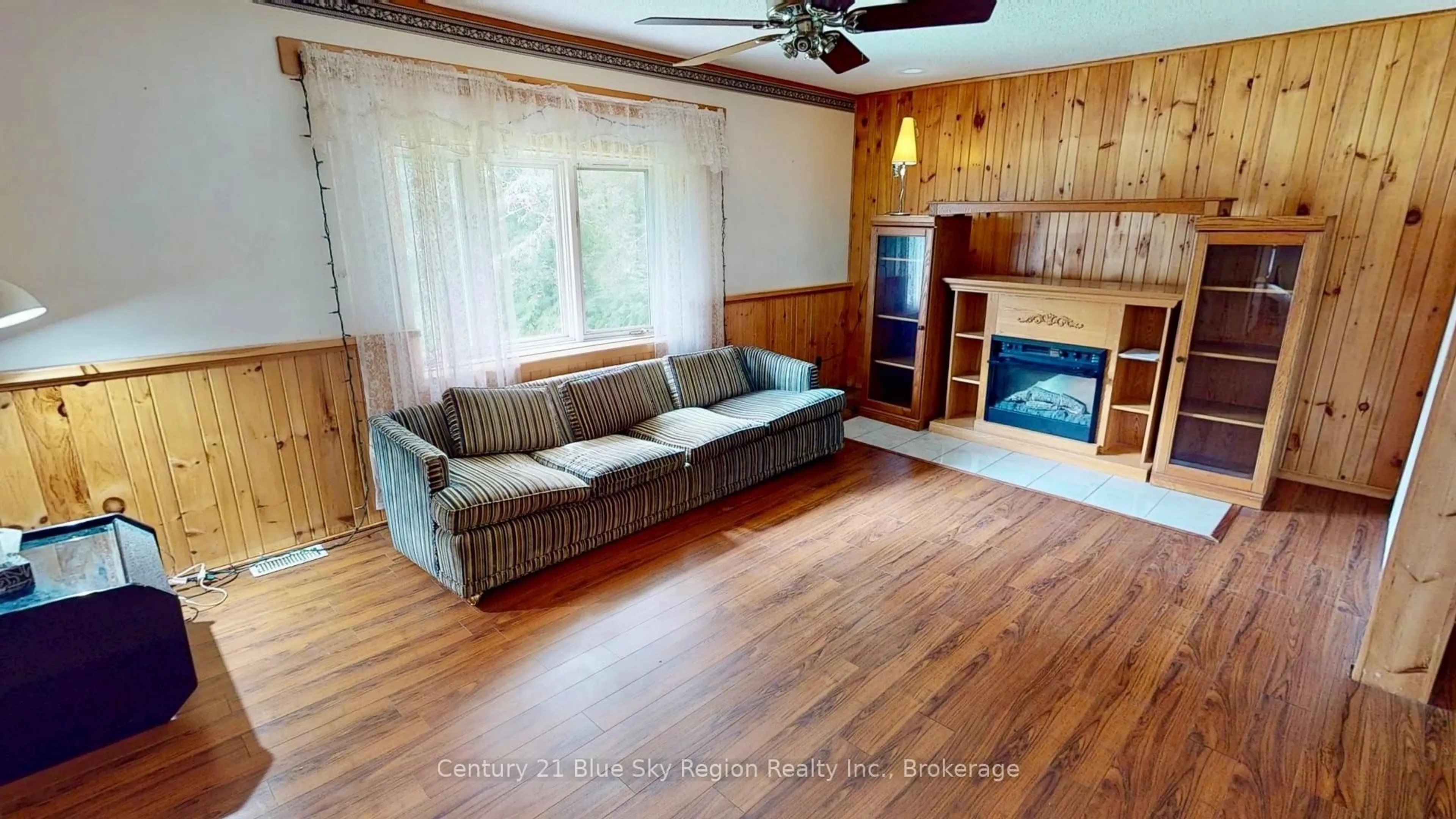 Living room with furniture, wood/laminate floor for 76 S. Horn Lake Rd, Burk's Falls Ontario P0A 1C0