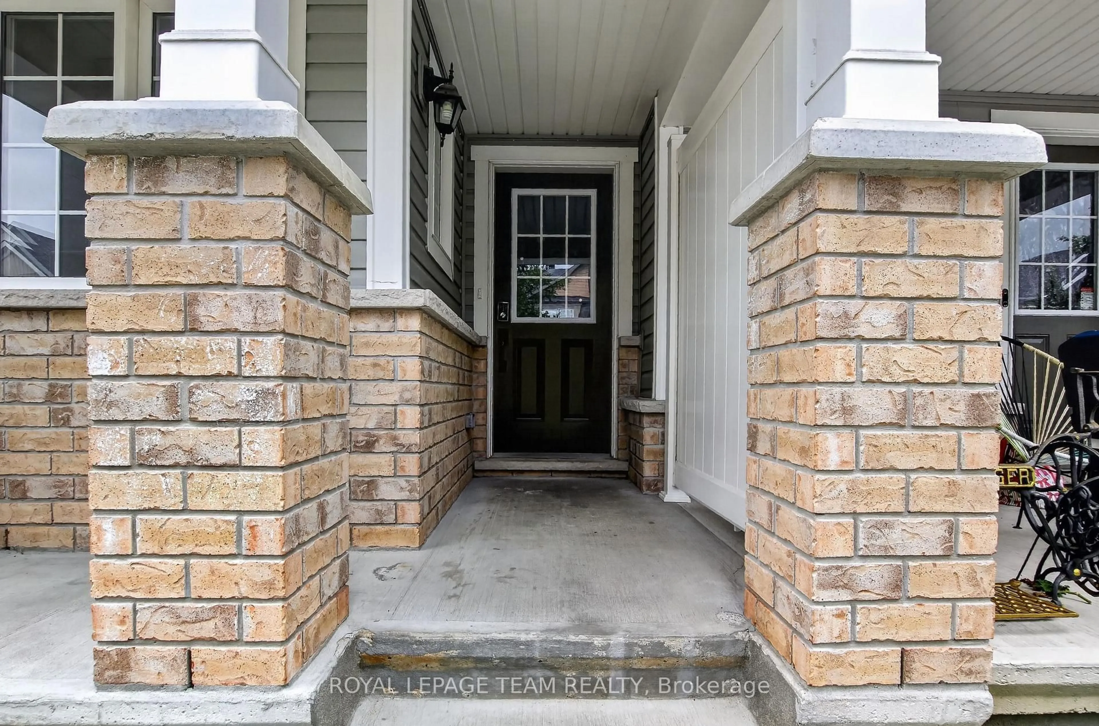 Indoor entryway for 217 Conifer Creek Circ, Ottawa Ontario K2M 0M2