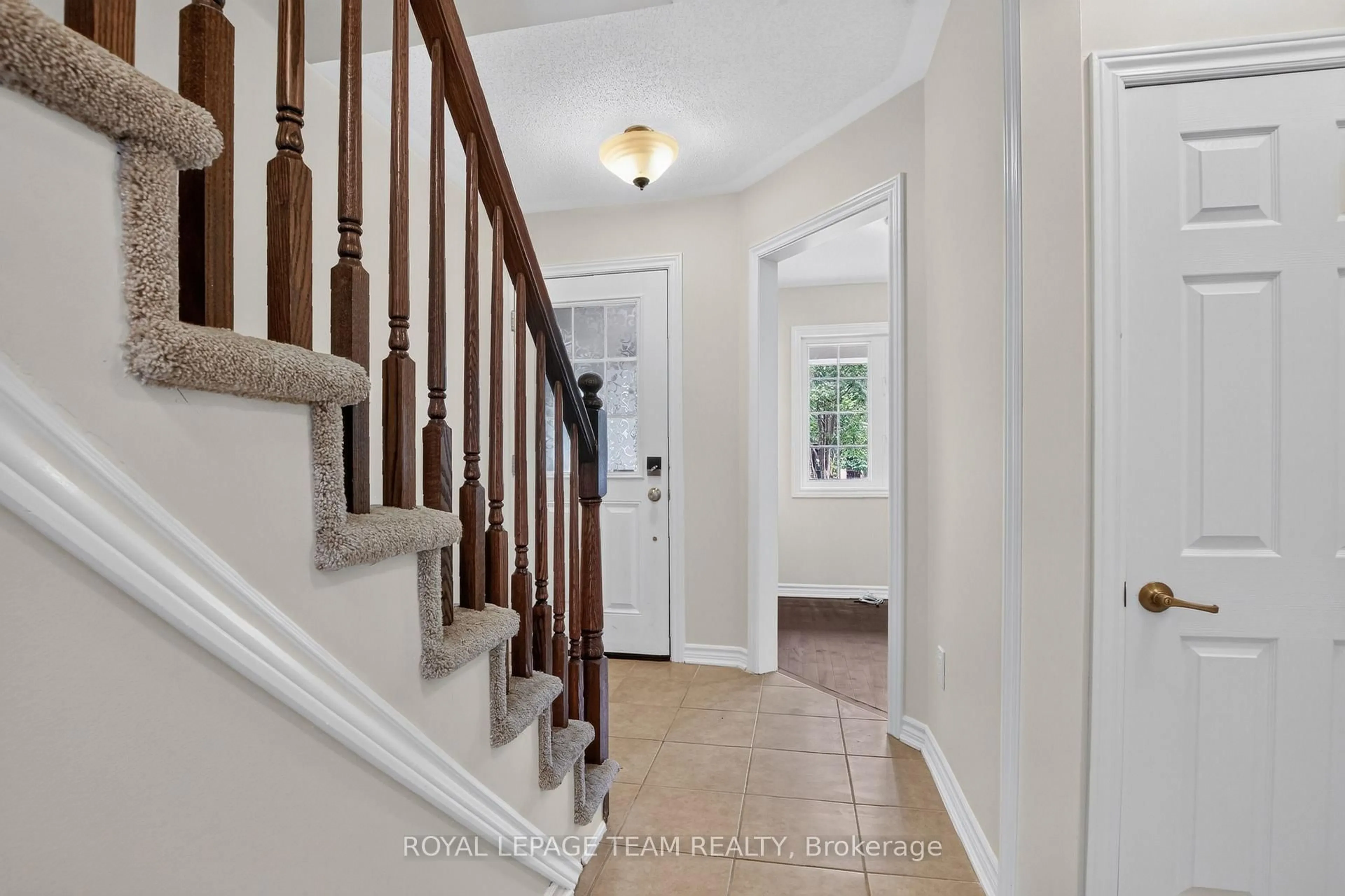 Indoor entryway for 217 Conifer Creek Circ, Ottawa Ontario K2M 0M2