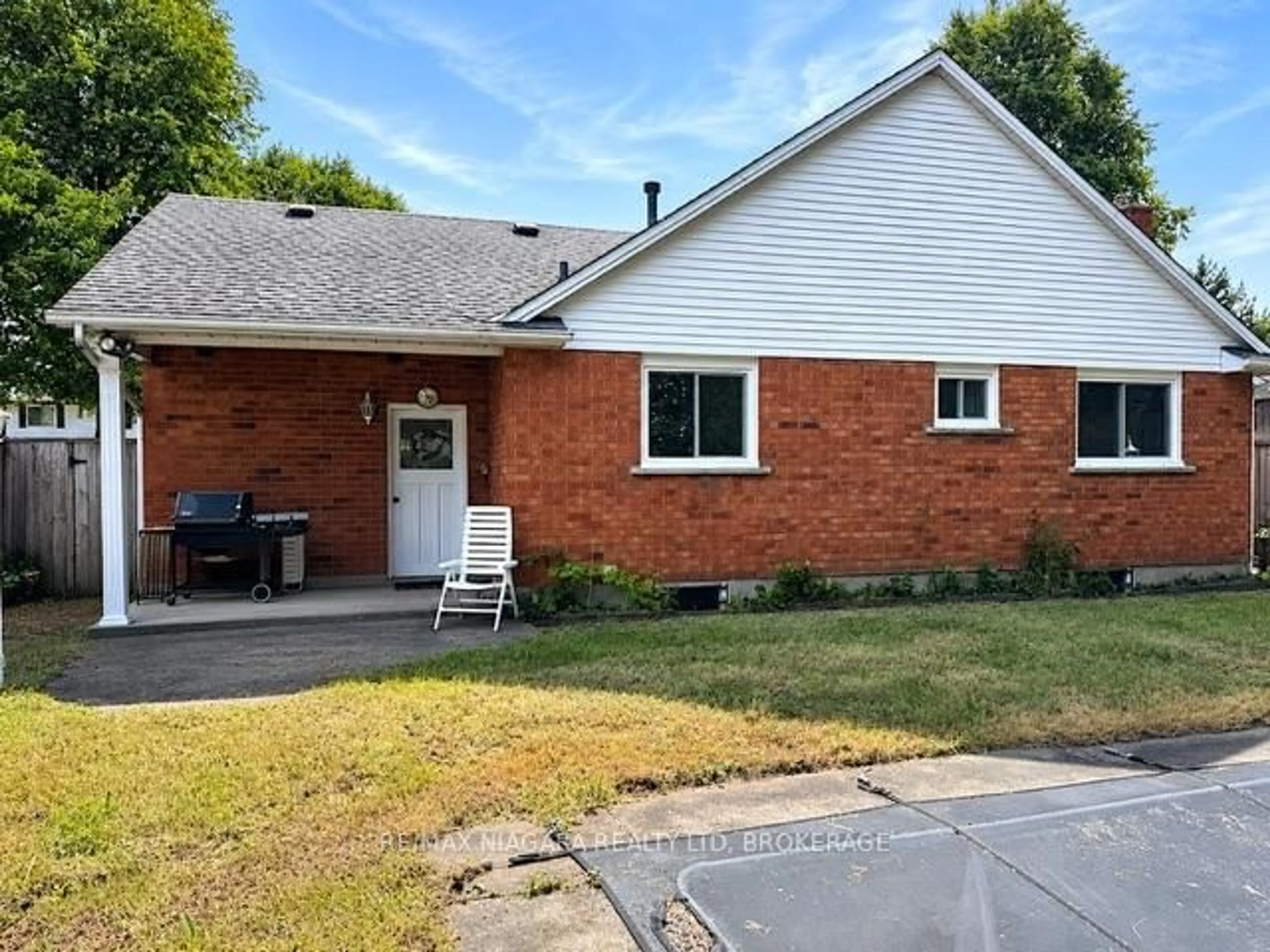 Home with brick exterior material, street for 2781 Mercury Ave, Niagara Falls Ontario L2J 3X8