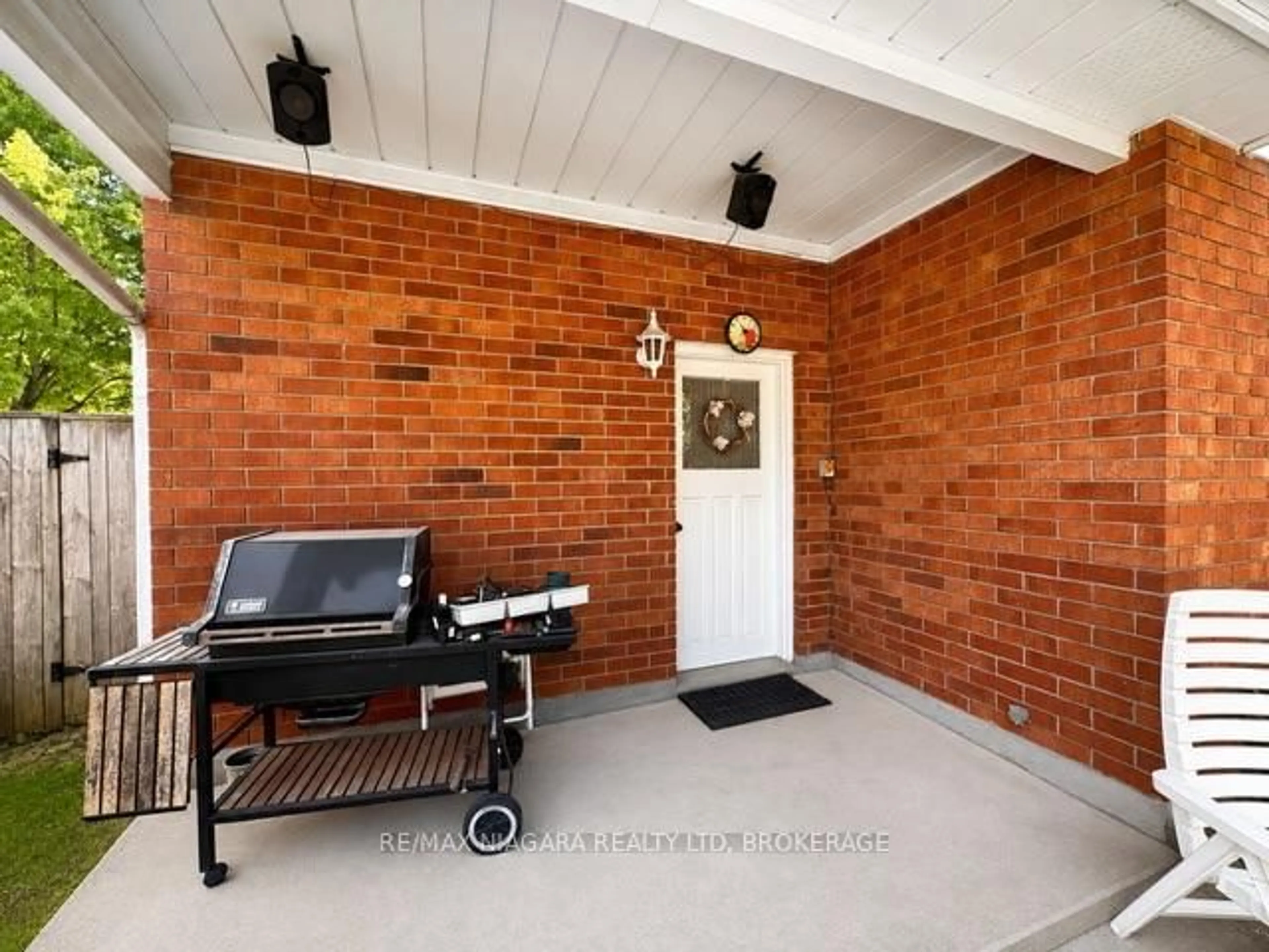 Indoor foyer for 2781 Mercury Ave, Niagara Falls Ontario L2J 3X8