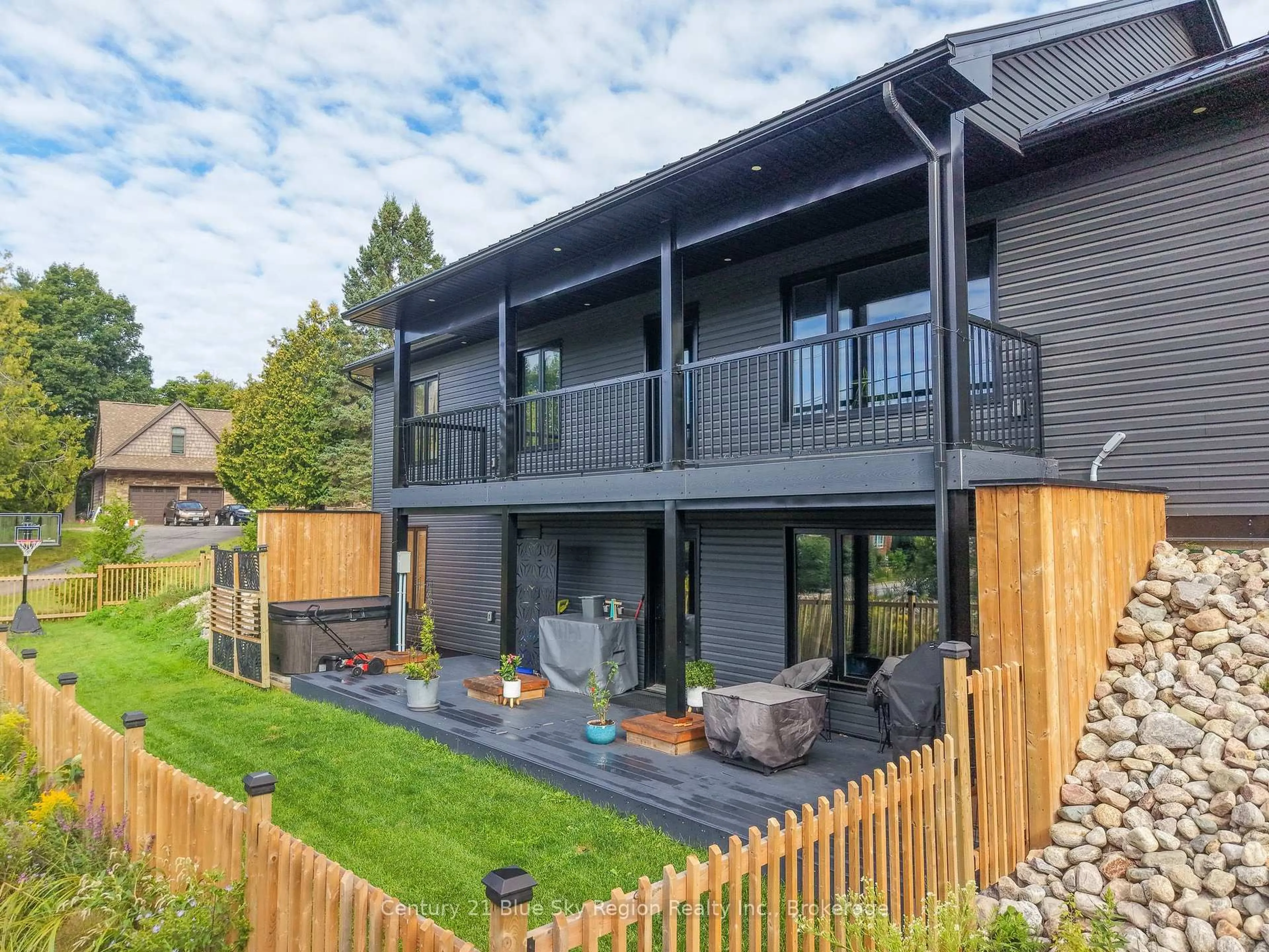 A pic from outside/outdoor area/front of a property/back of a property/a pic from drone, unknown for 39 Tupper Dr, North Bay Ontario P1C 1N3