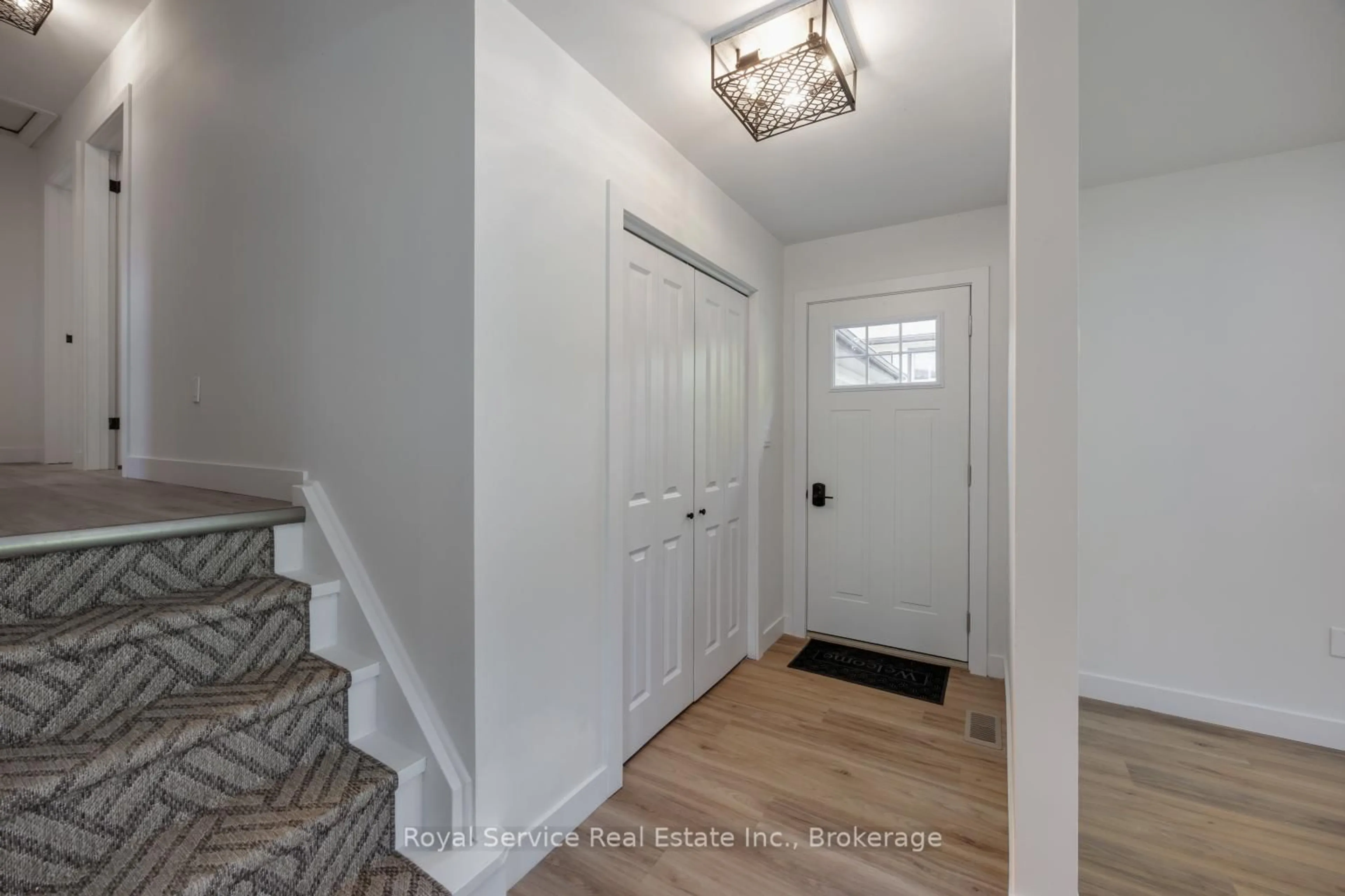 Indoor entryway for 567 Daintry Cres, Cobourg Ontario K9A 4X9
