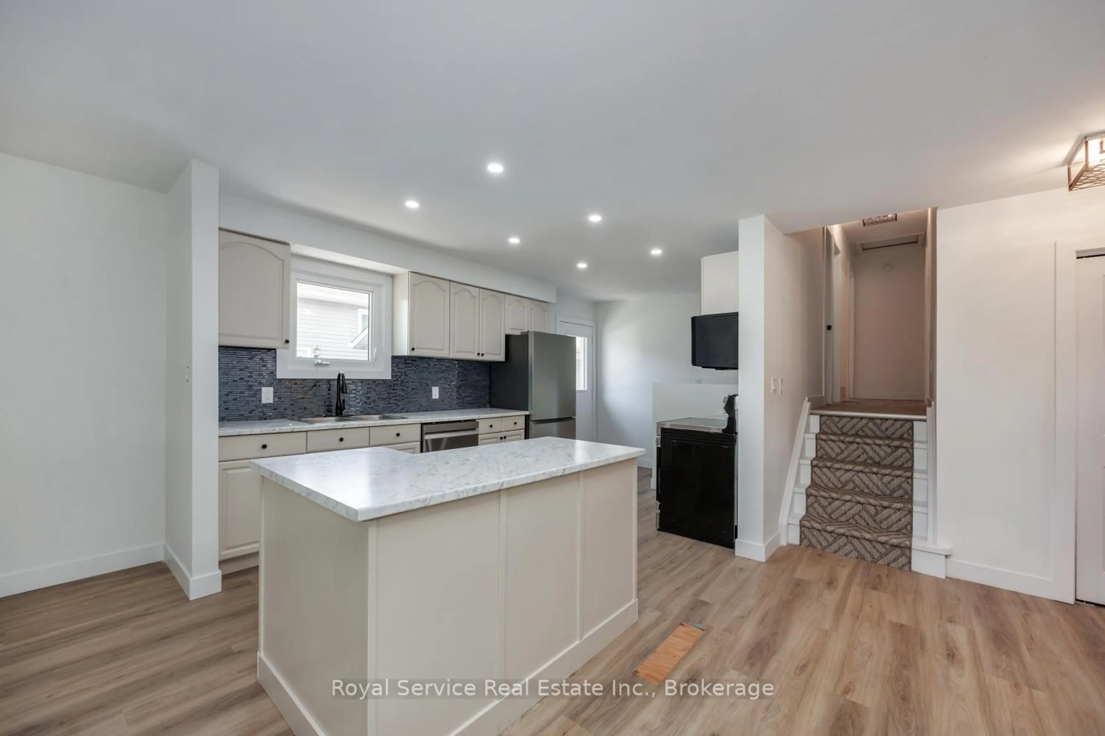 Open concept kitchen, unknown for 567 Daintry Cres, Cobourg Ontario K9A 4X9