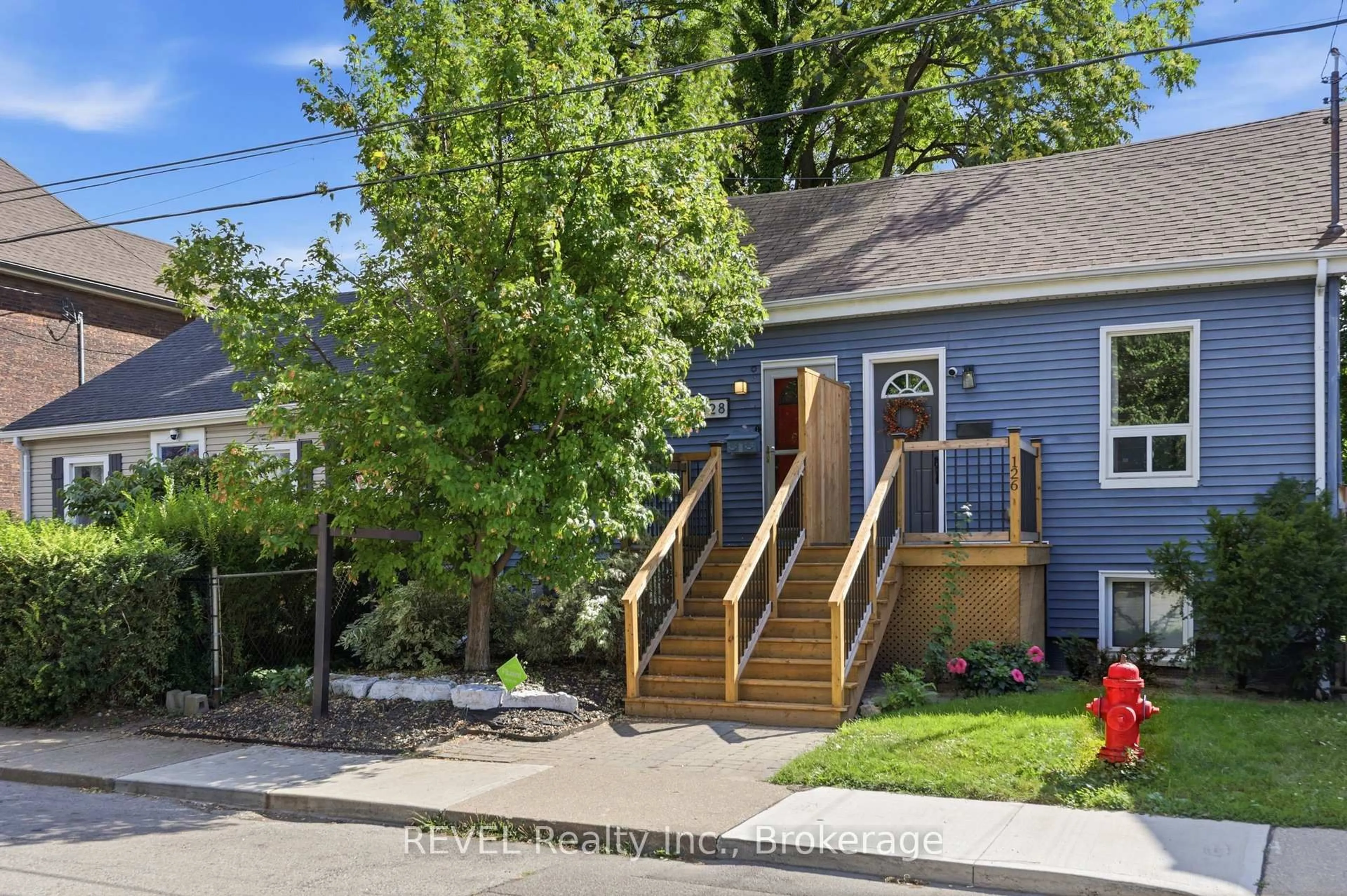 Home with vinyl exterior material, street for 128 Robert St, Hamilton Ontario L8L 2P6
