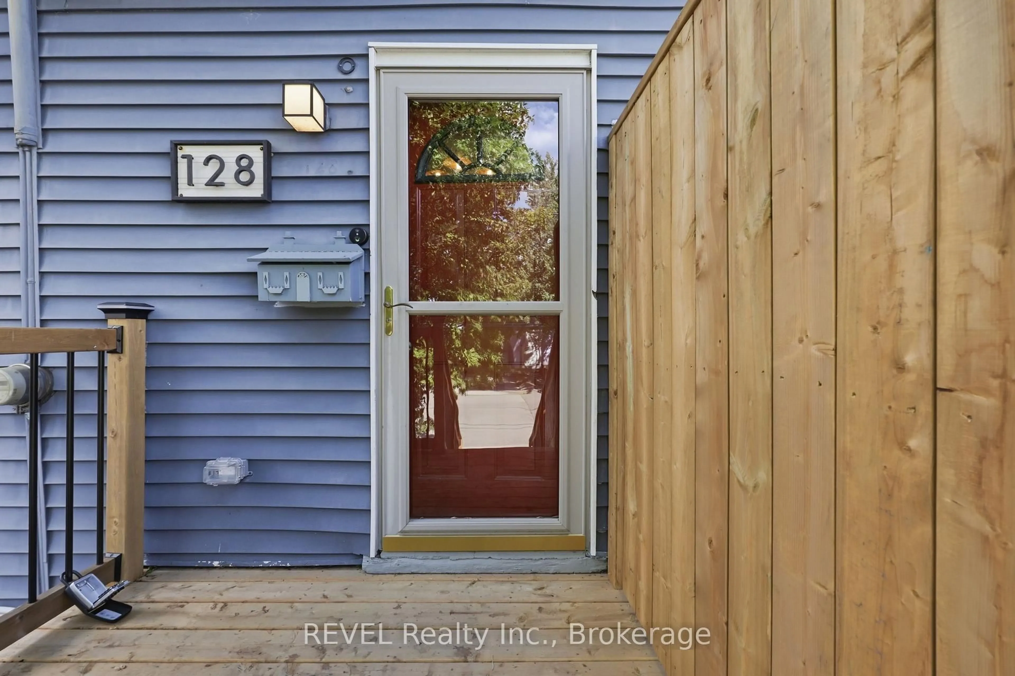 Indoor entryway for 128 Robert St, Hamilton Ontario L8L 2P6