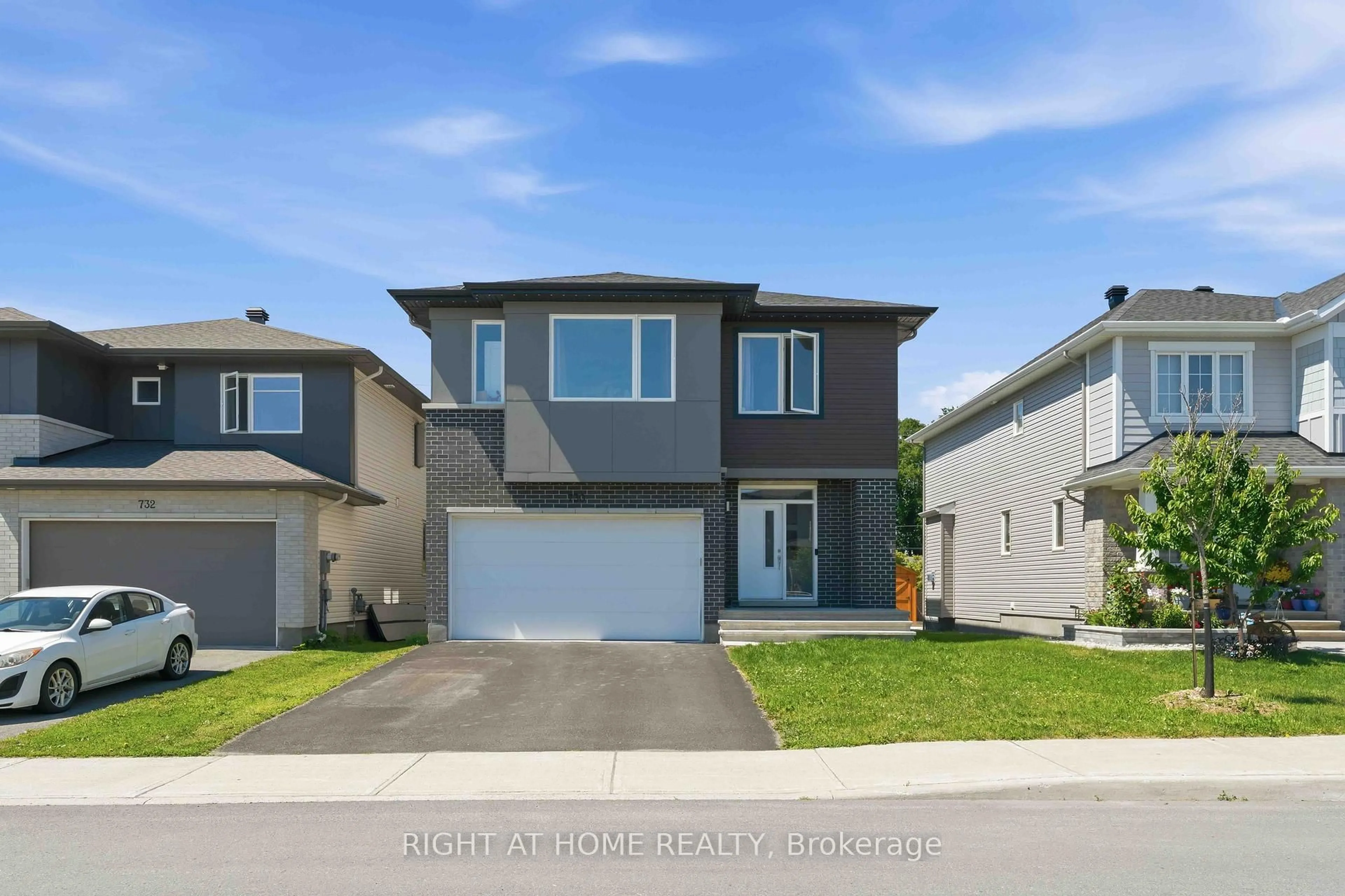 Home with vinyl exterior material, street for 730 Kirkham Cres, Richmond Ontario K2A 2Z0