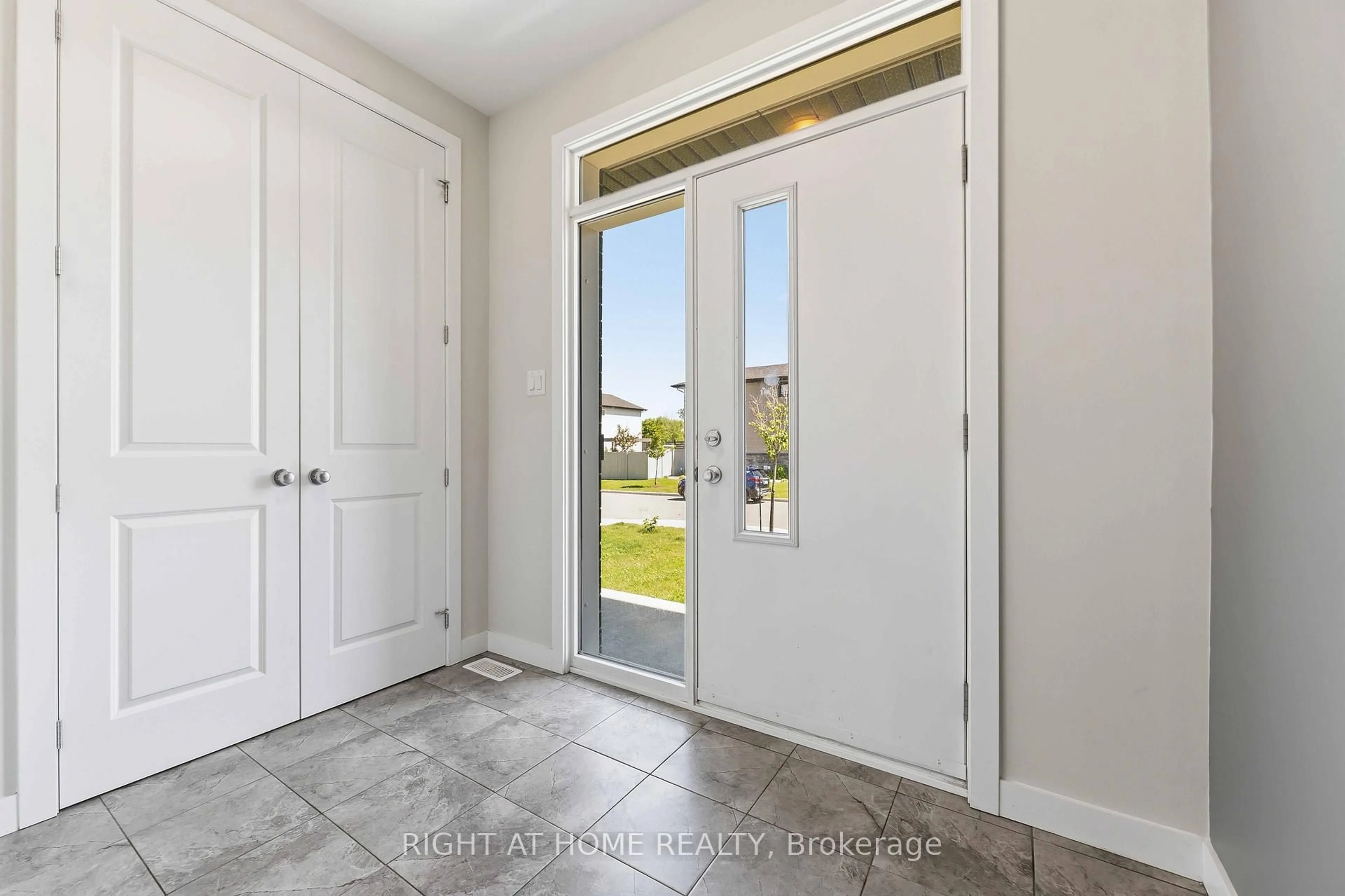 Indoor entryway for 730 Kirkham Cres, Richmond Ontario K2A 2Z0