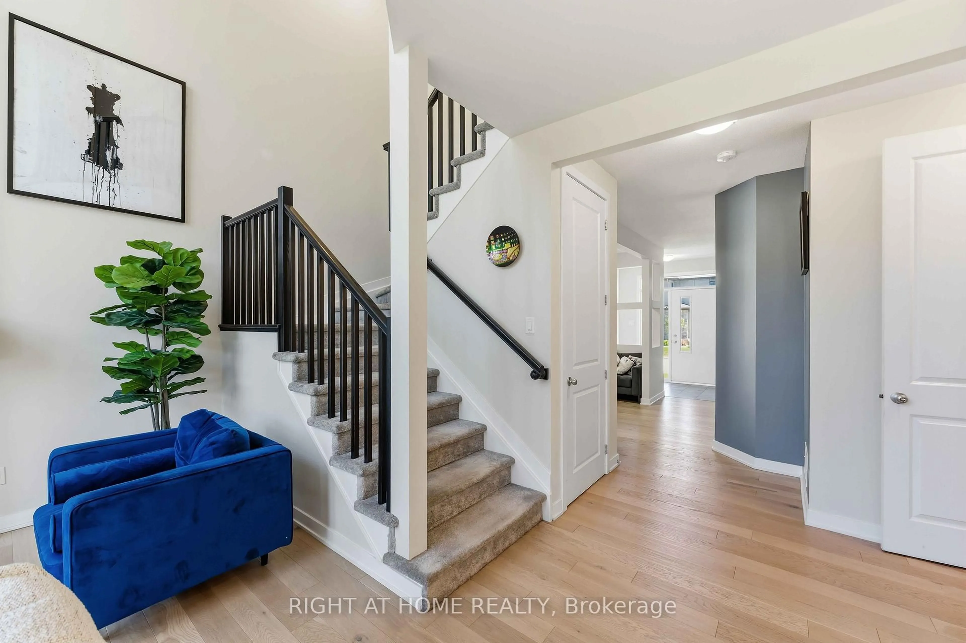 Indoor entryway for 730 Kirkham Cres, Richmond Ontario K2A 2Z0