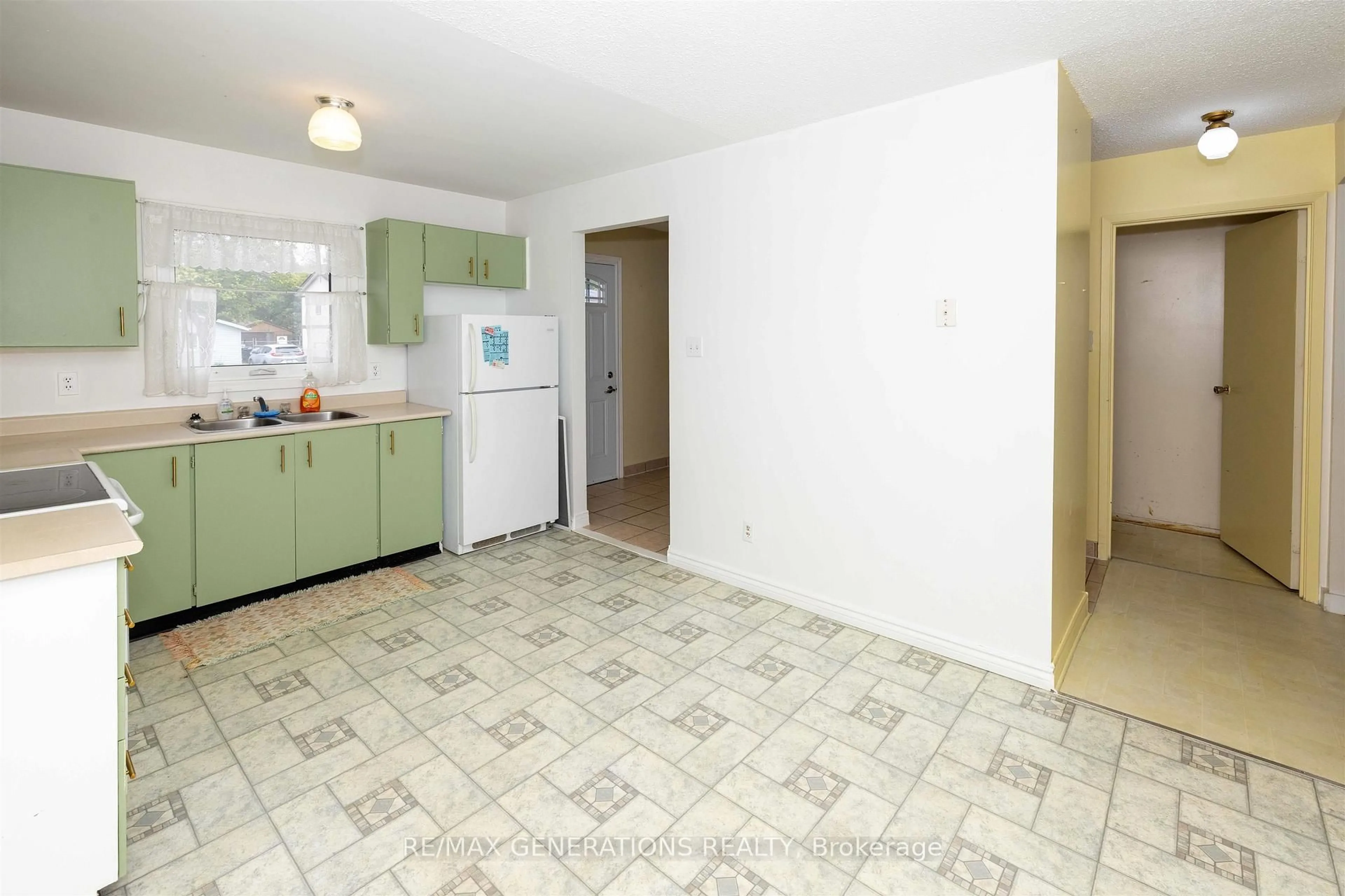 Standard kitchen, unknown for 481 WENTWORTH Cres, Thunder Bay Ontario P7A 7S7