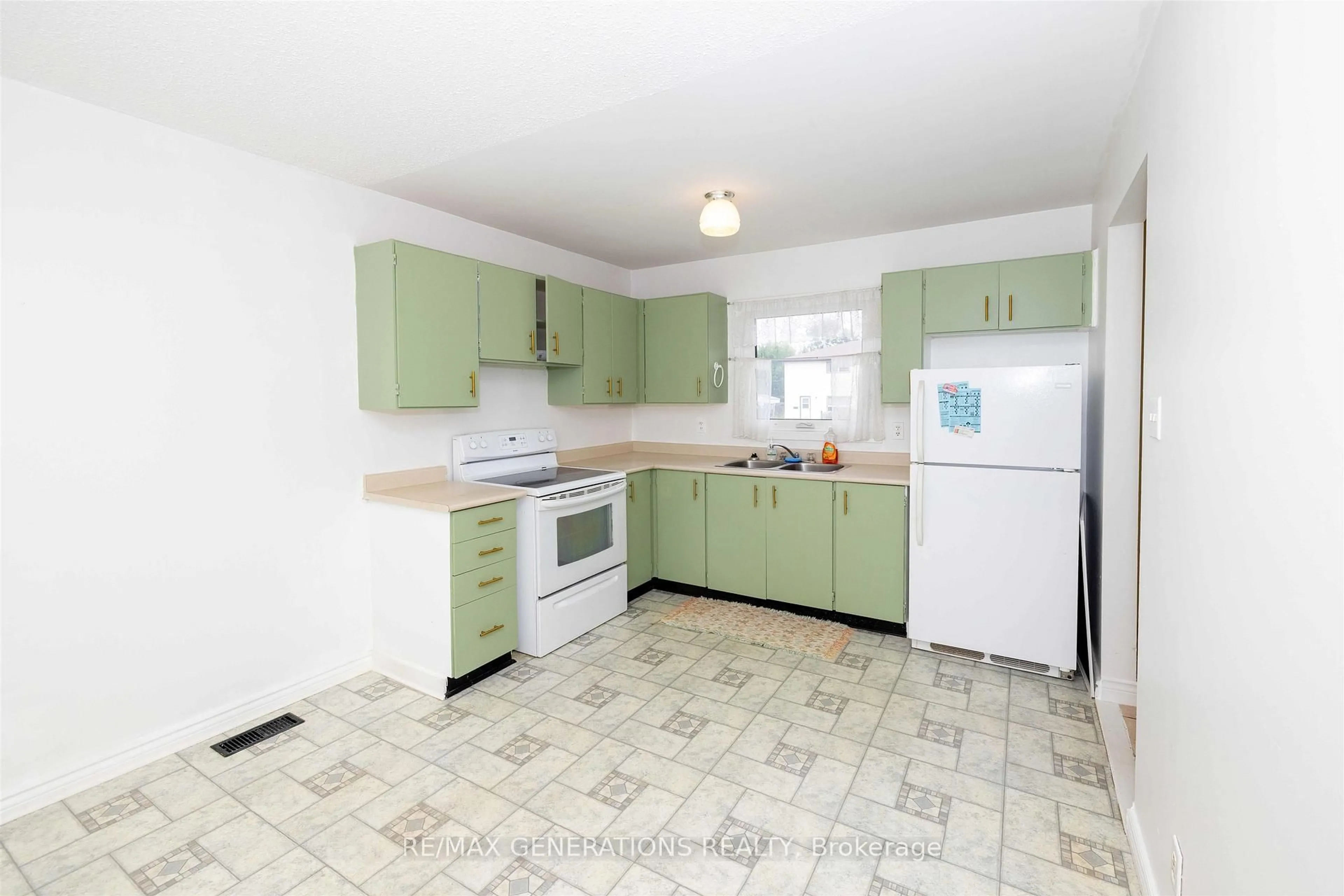 Standard kitchen, unknown for 481 WENTWORTH Cres, Thunder Bay Ontario P7A 7S7