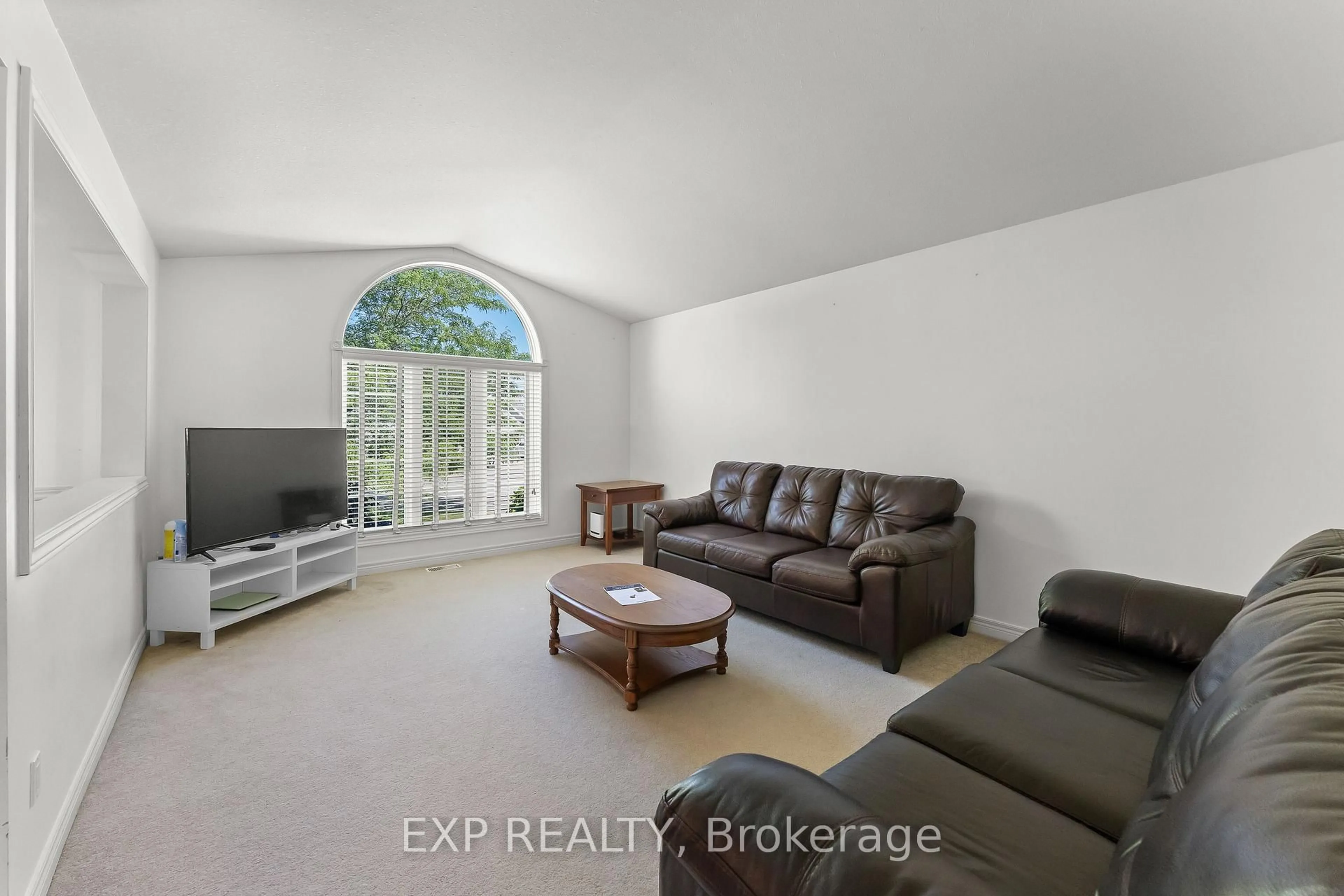 Living room with furniture, ceramic/tile floor for 120 REDWOOD Crt, Welland Ontario L3C 7C4