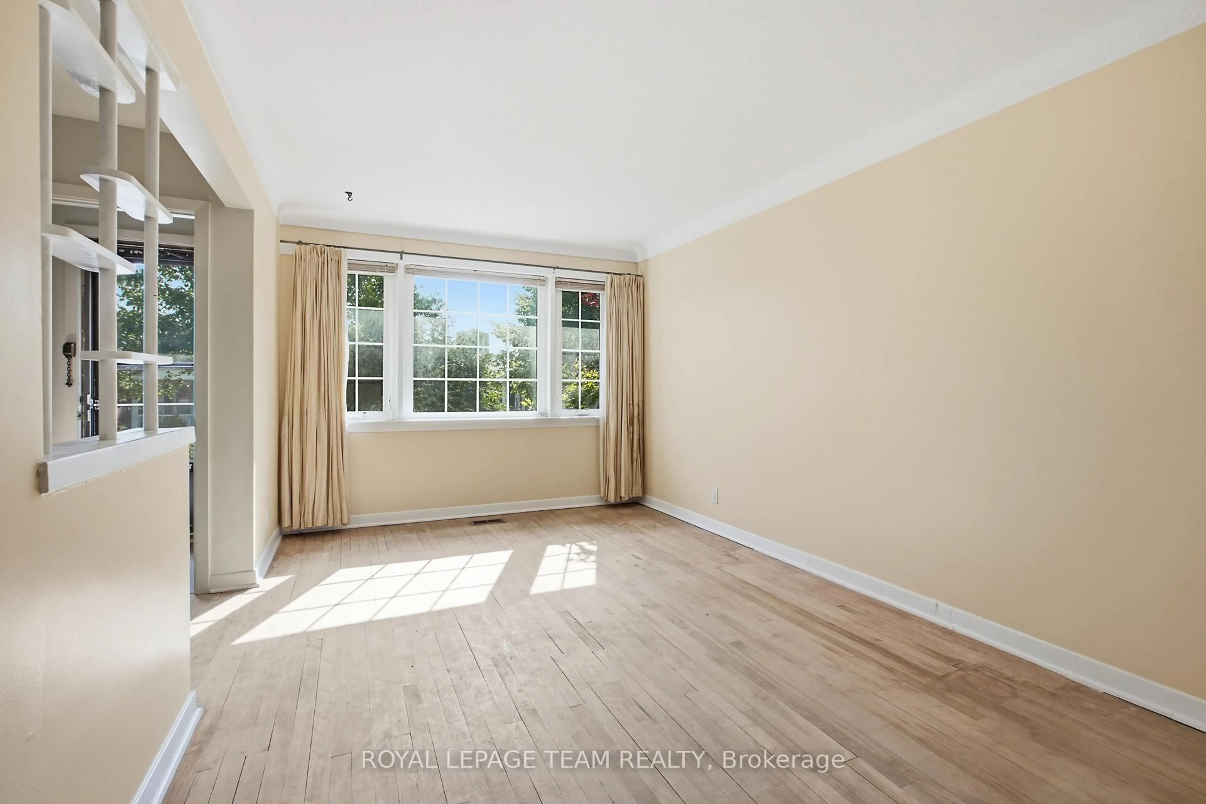 A pic of a room for 1020 RIDDELL Ave, Ottawa Ontario K2C 2J5
